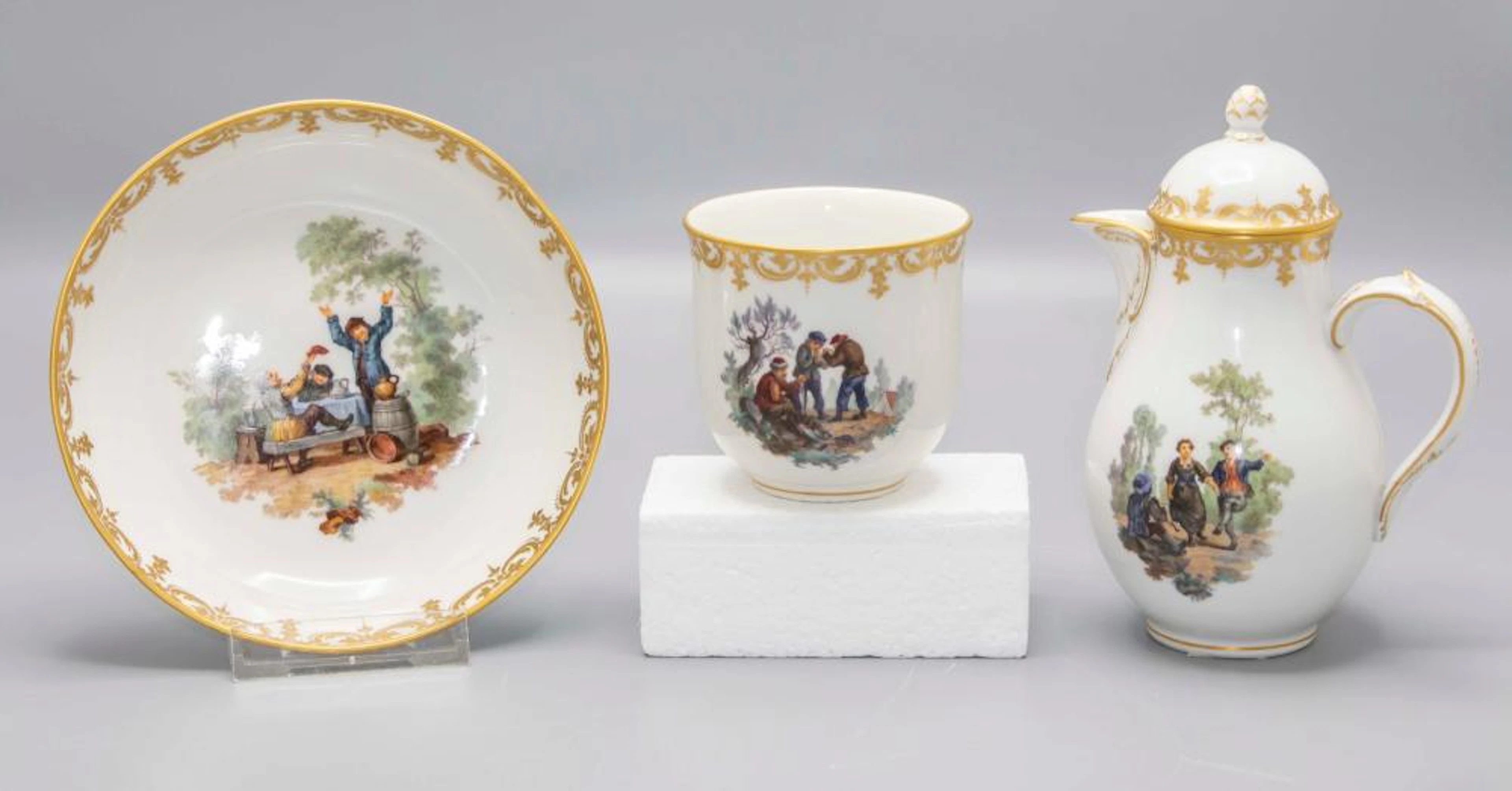 Schokoladenkanne und Tasse mit Untertasse / A chocolat pot with cup and saucer