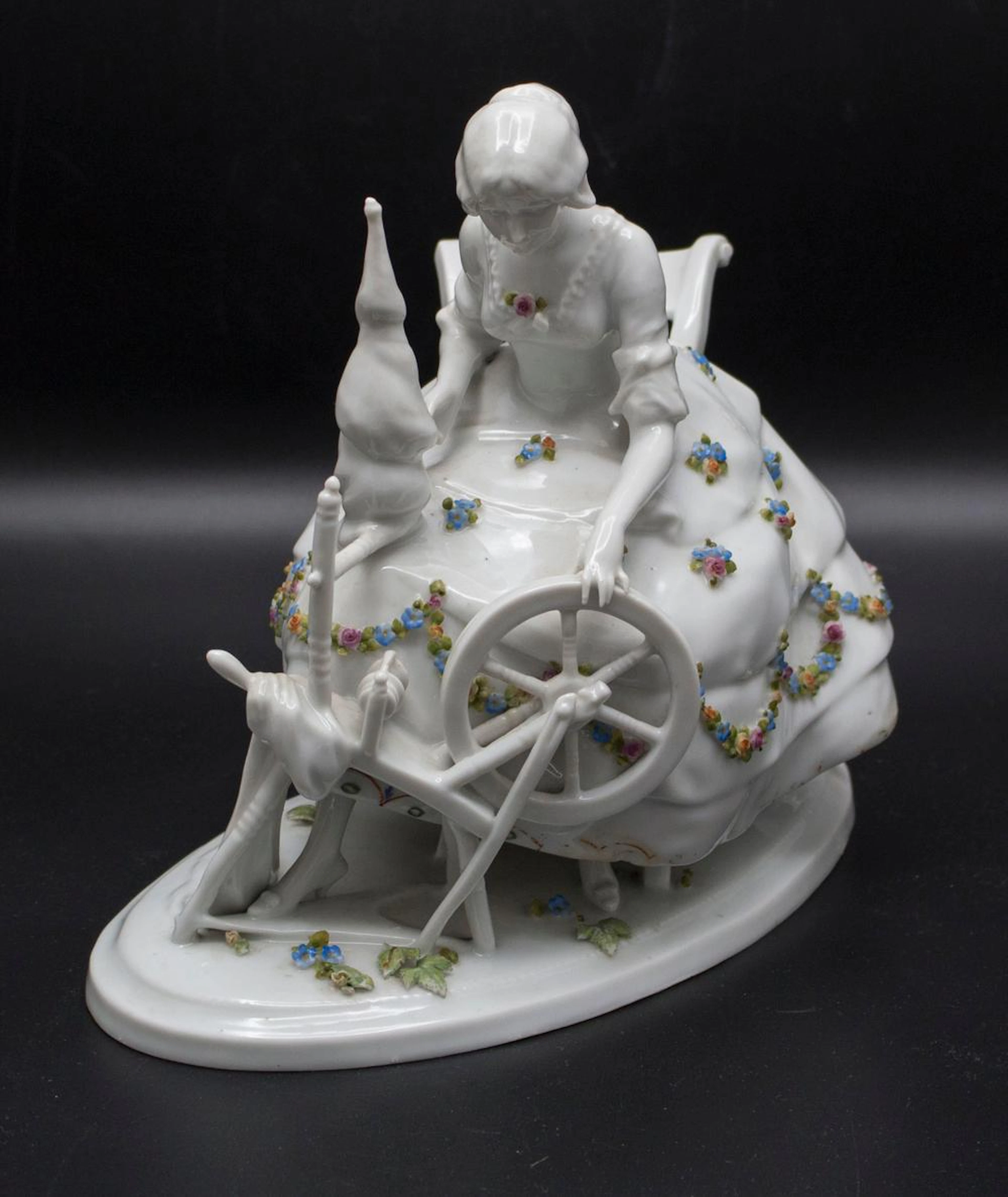 Junge Dame mit spielender Katze am Spinnrad / A young...