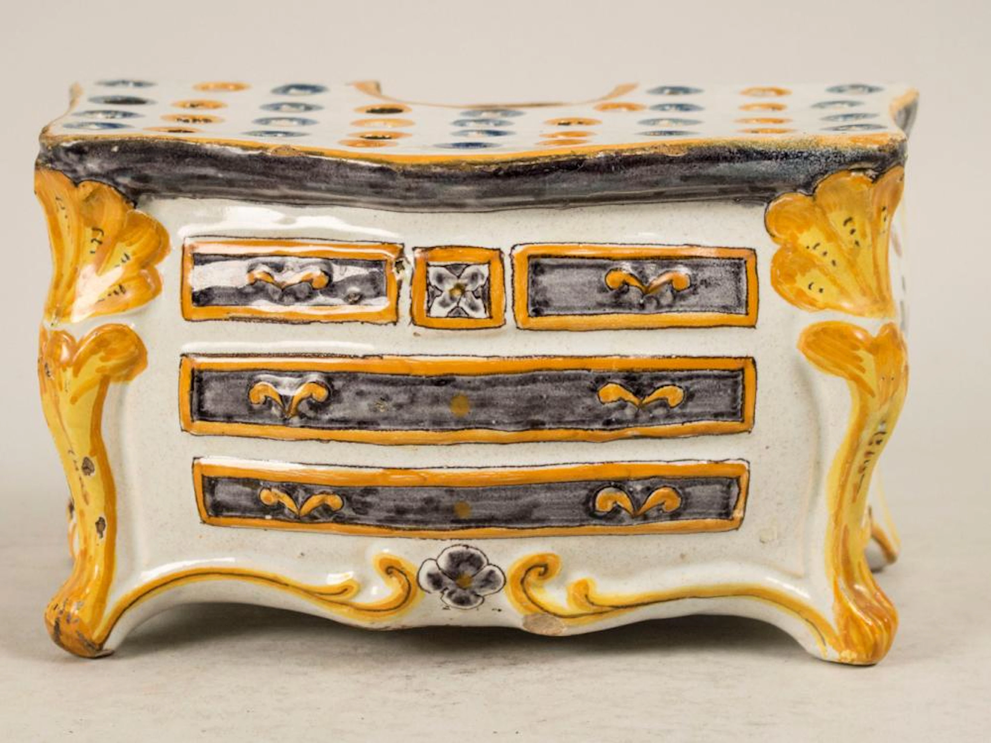 Fayence-Bouqueterie / A fayence flower vase, Frankreich, wohl 18. Jh.