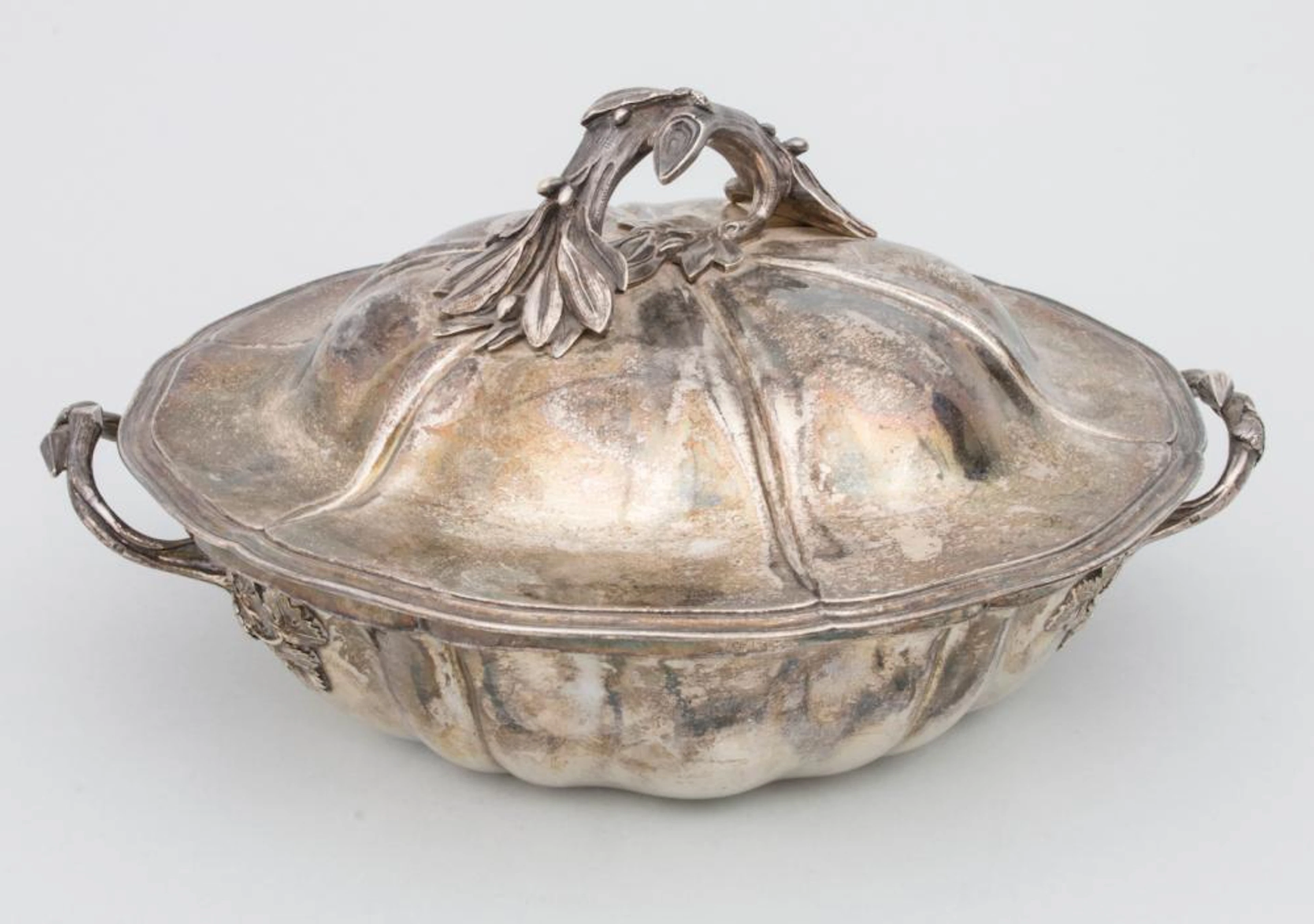 Deckelterrine mit Présentoir / A silver tureen, Froment-Meurice, Paris, 1890