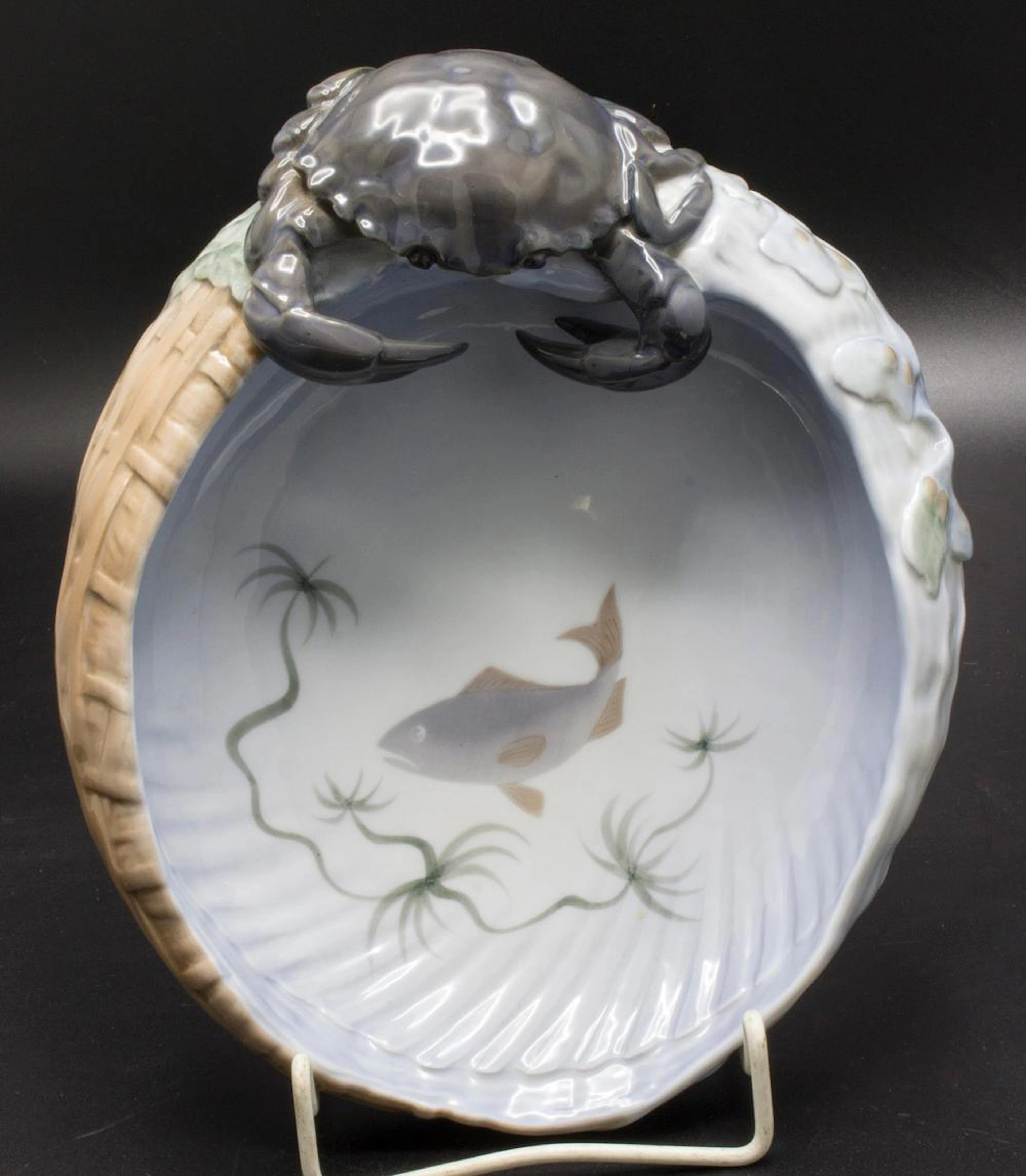 Schale mit Taschenkrebs / A bowl with a crab