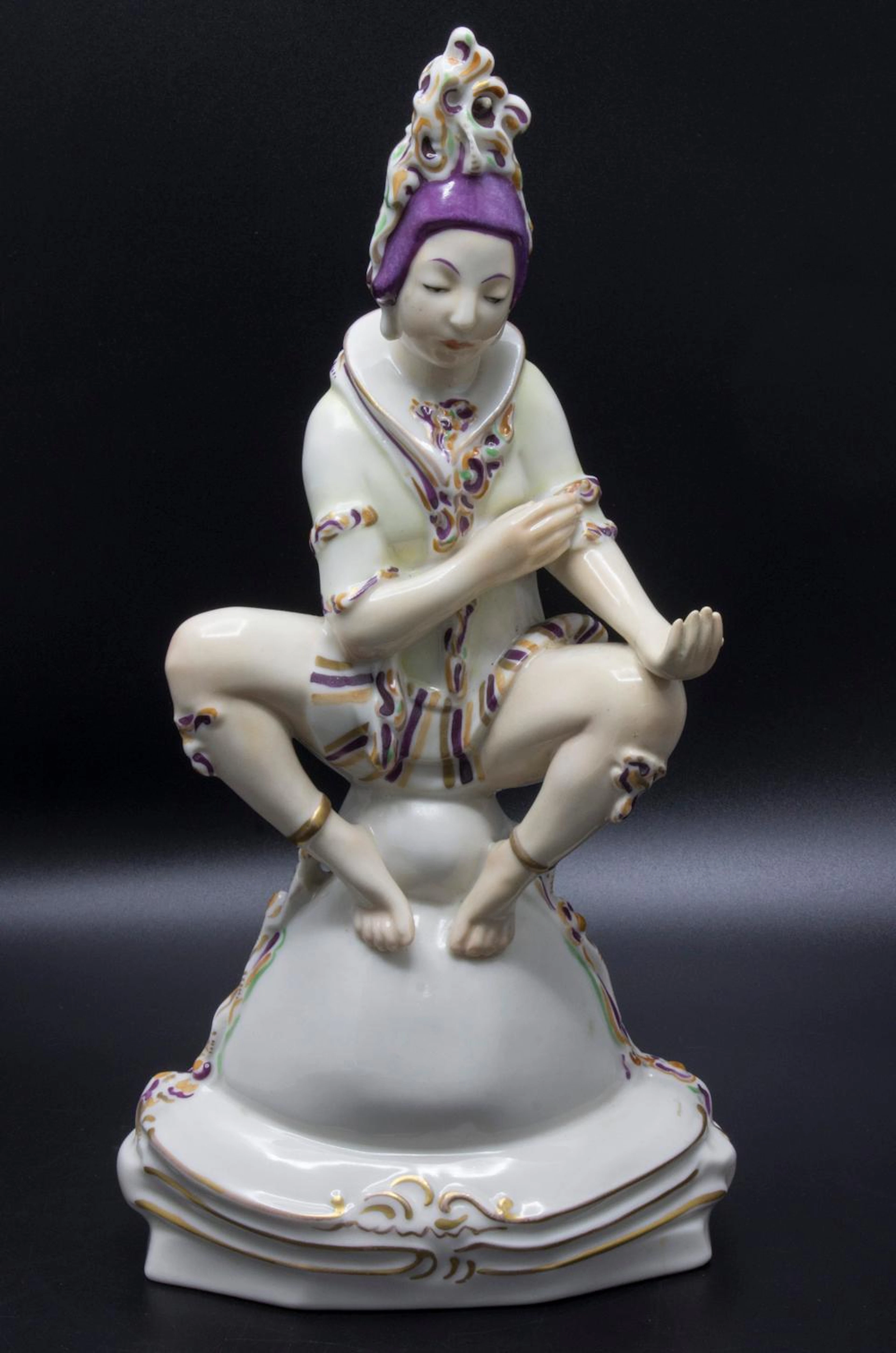 Sitzende Japanerin / A sitting Japanese woman