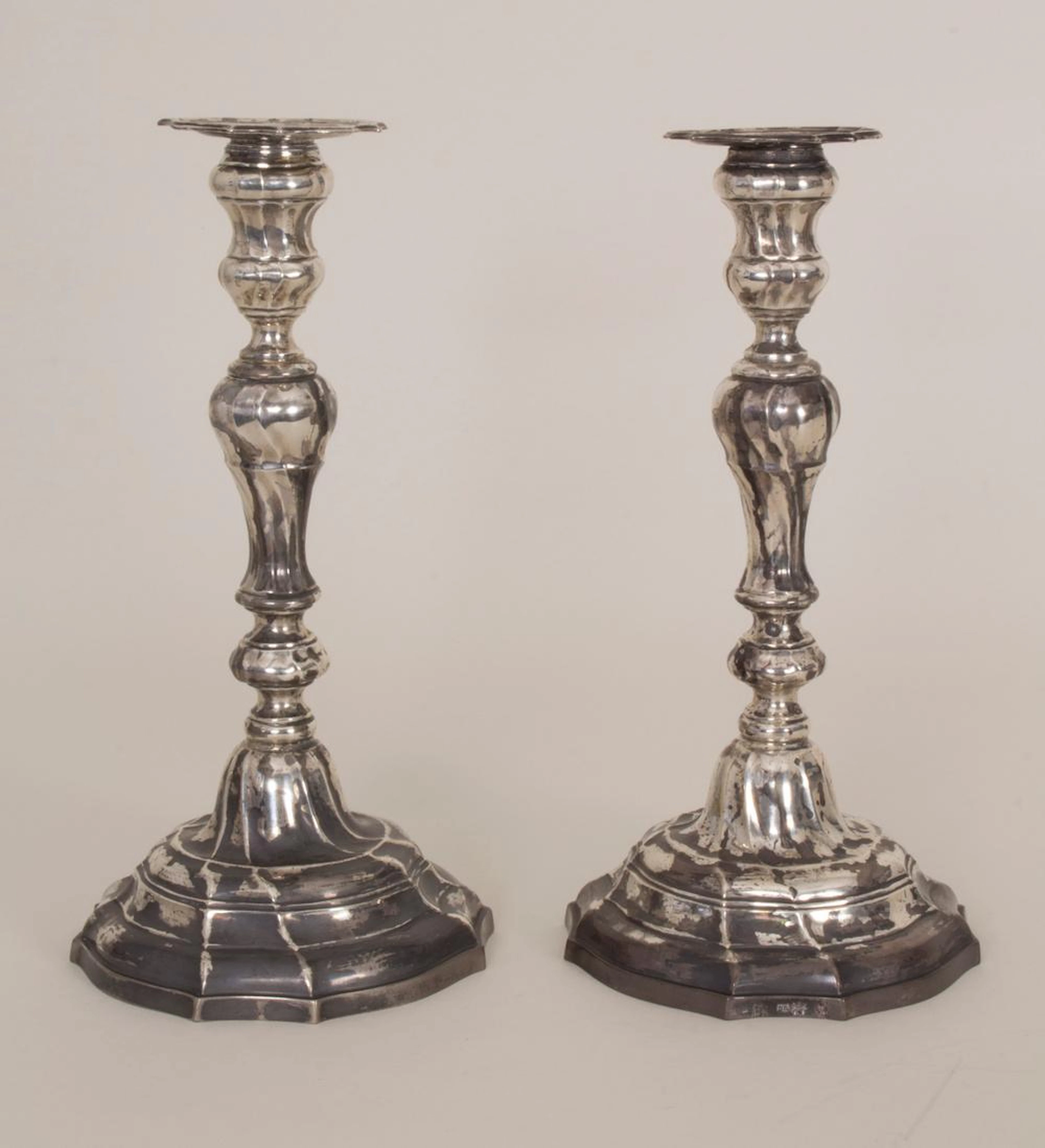 Paar Rokoko Silberleuchter / A pair of Rococo silver candlesticks, Mons, 1777