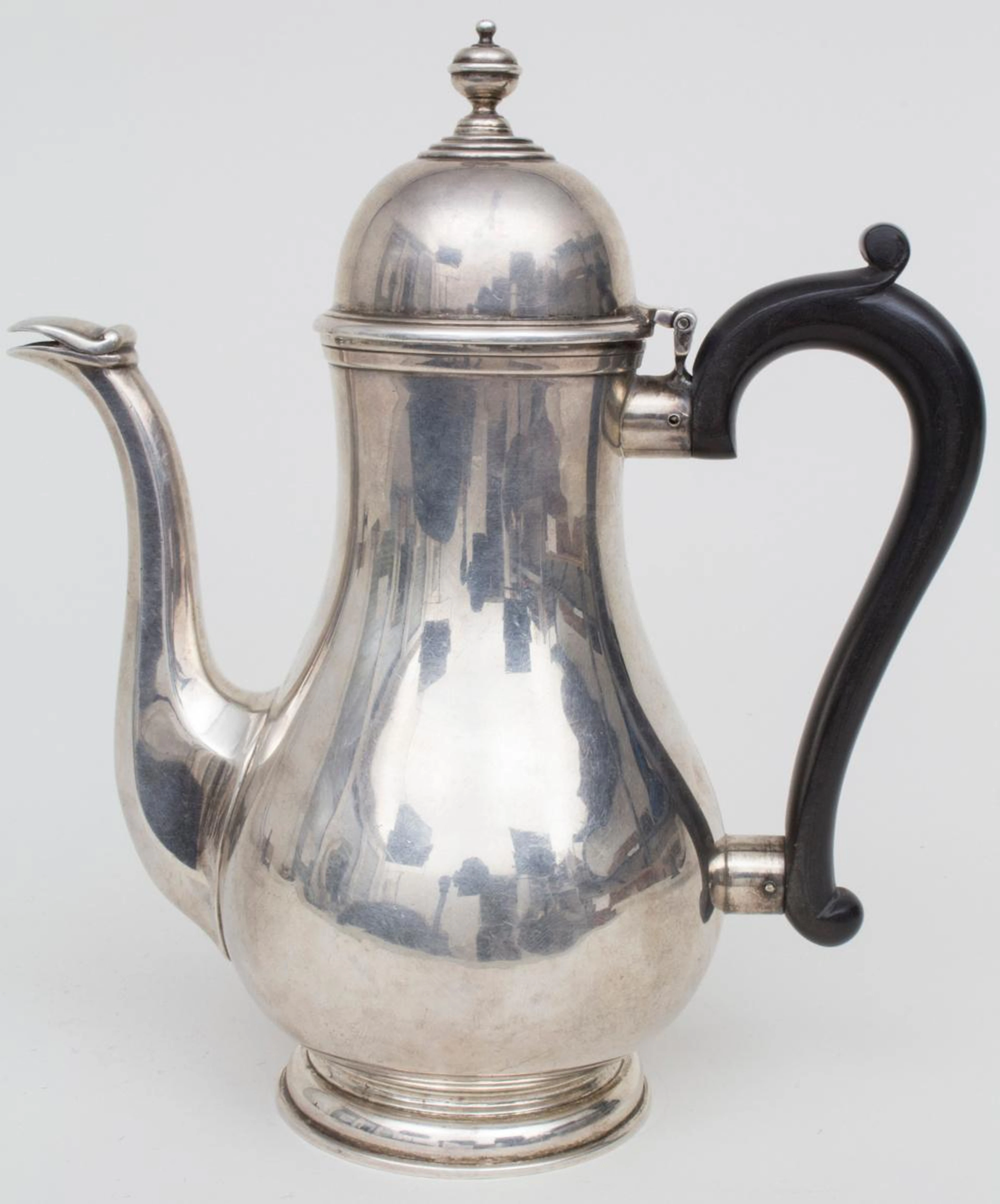 Silberkanne / A silver pot, England, 1938