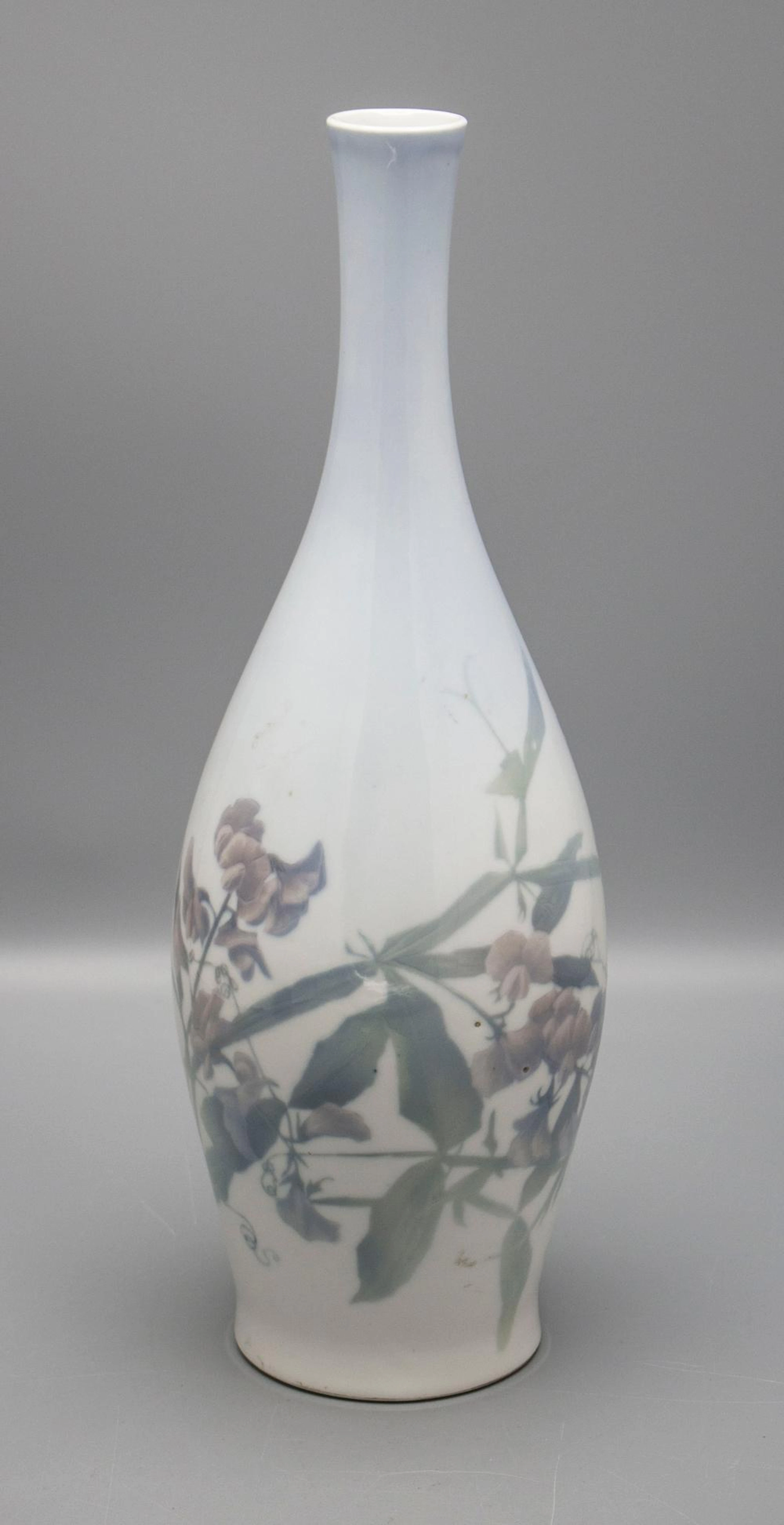 Jugendstil Enghalsvase mit Wicke / An Art Nouveau vase with sweet pea