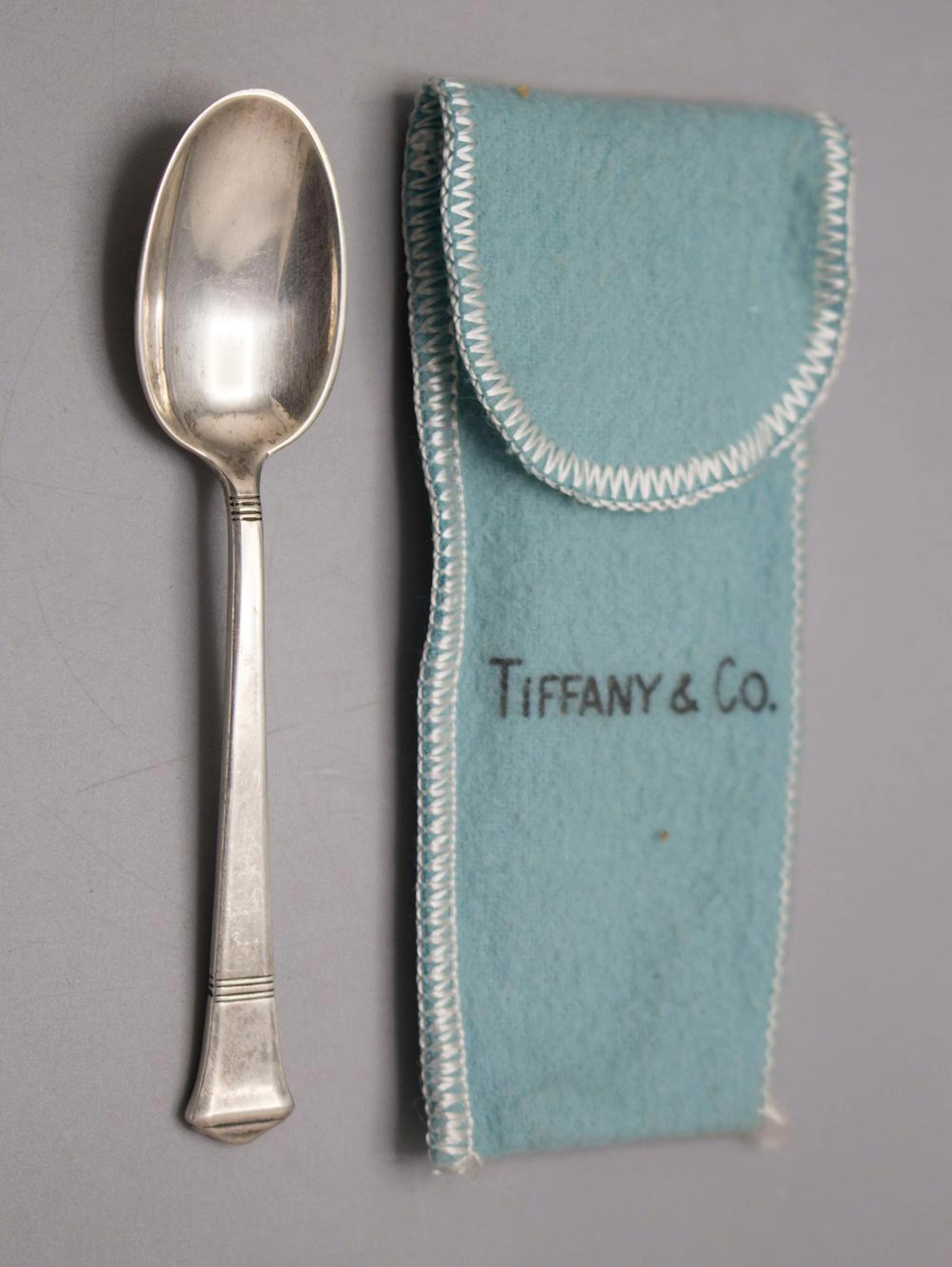 Kleiner Silberlöffel im Original-Etui / A small silver spoon in a box