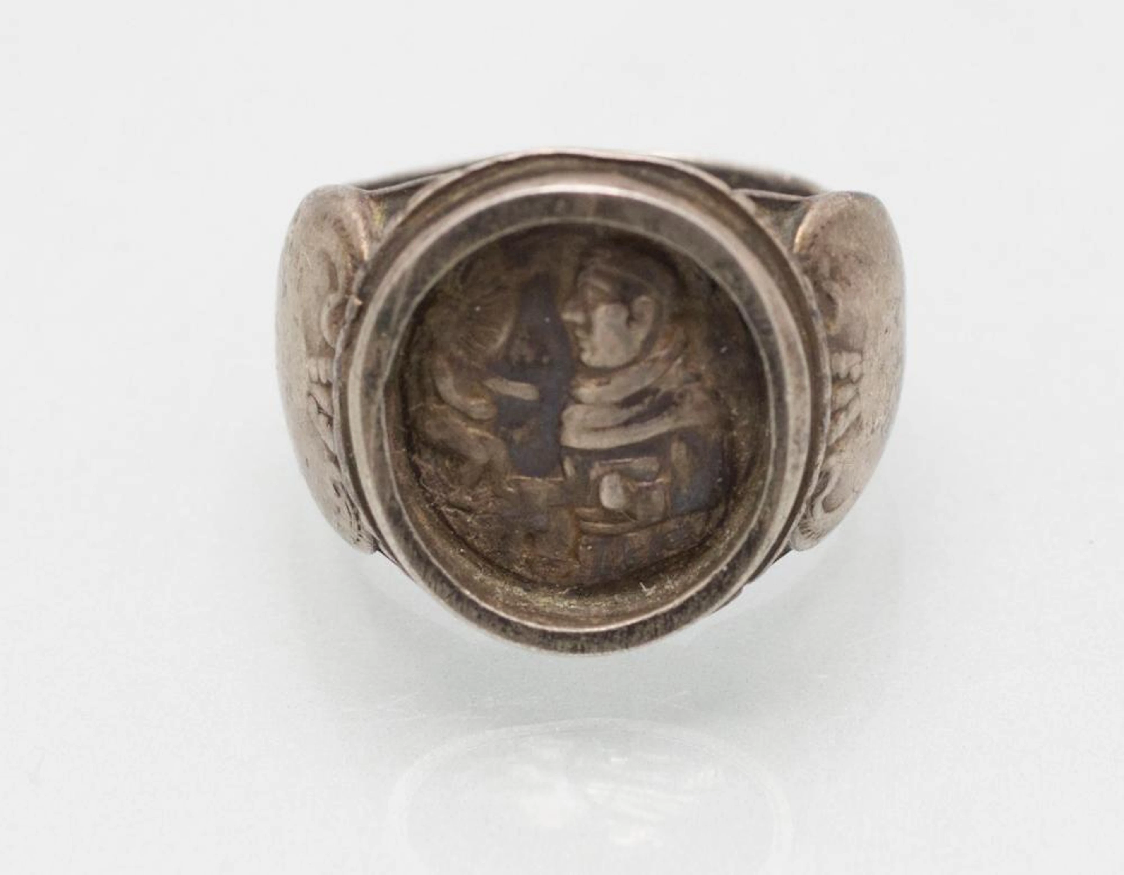 Siegelring 'Jesuskind und Priester' / A silver signet...