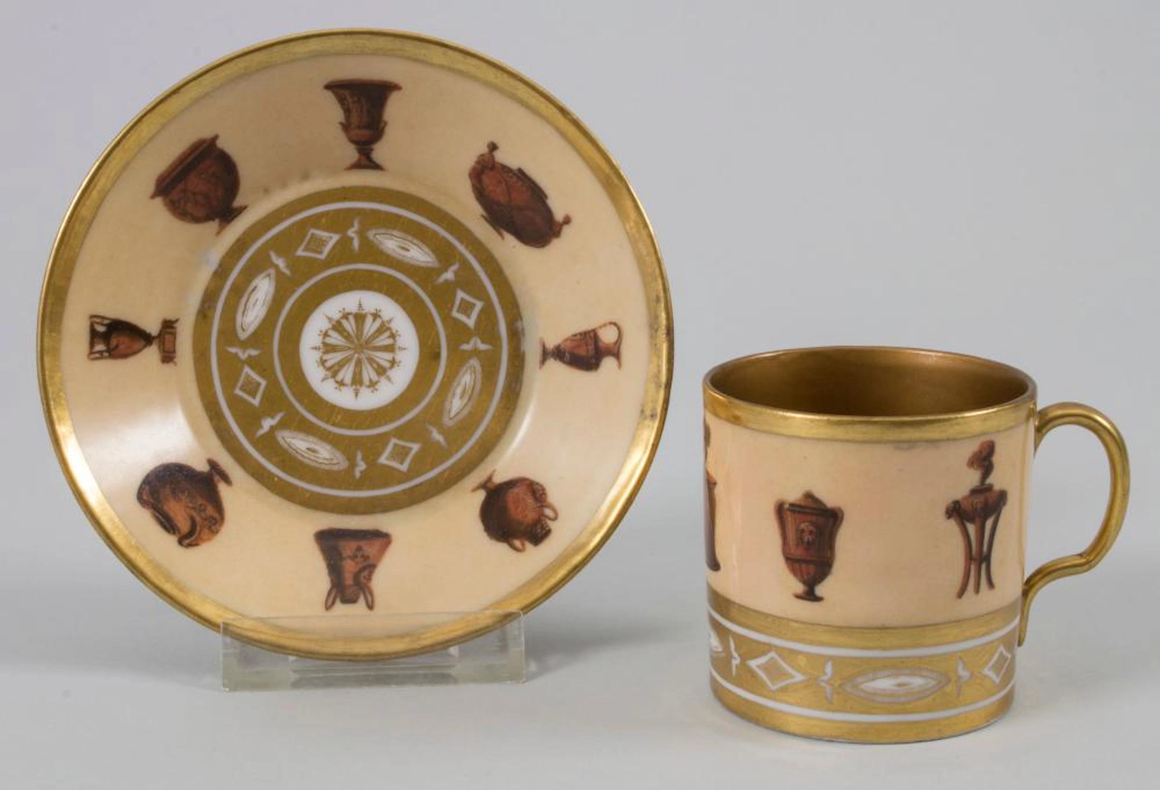Empire Tasse und Unterschale mit antiken Urnenvasen / An...