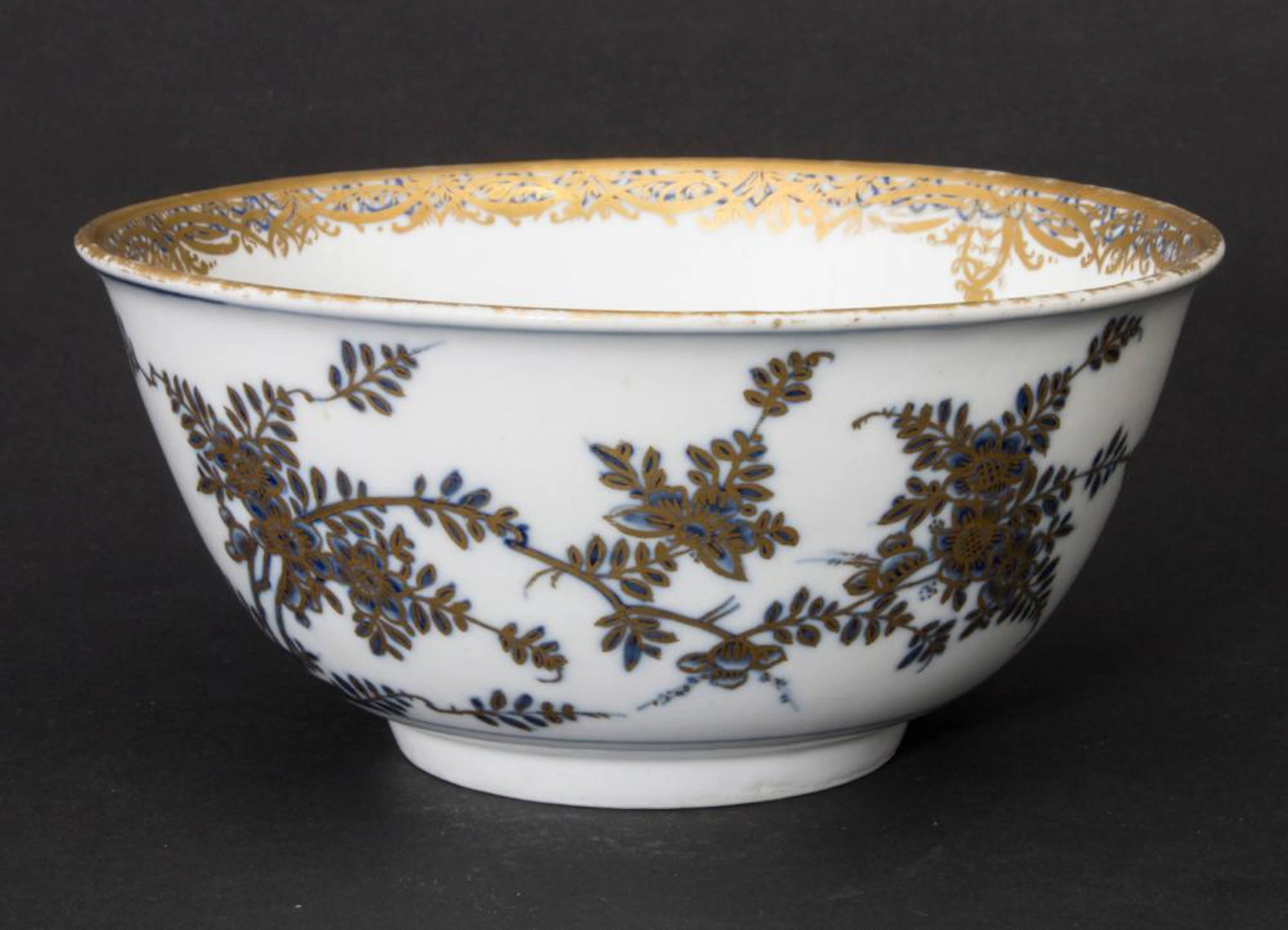 Schale mit humoristischen Darstellungen / A bowl with humorous scenes