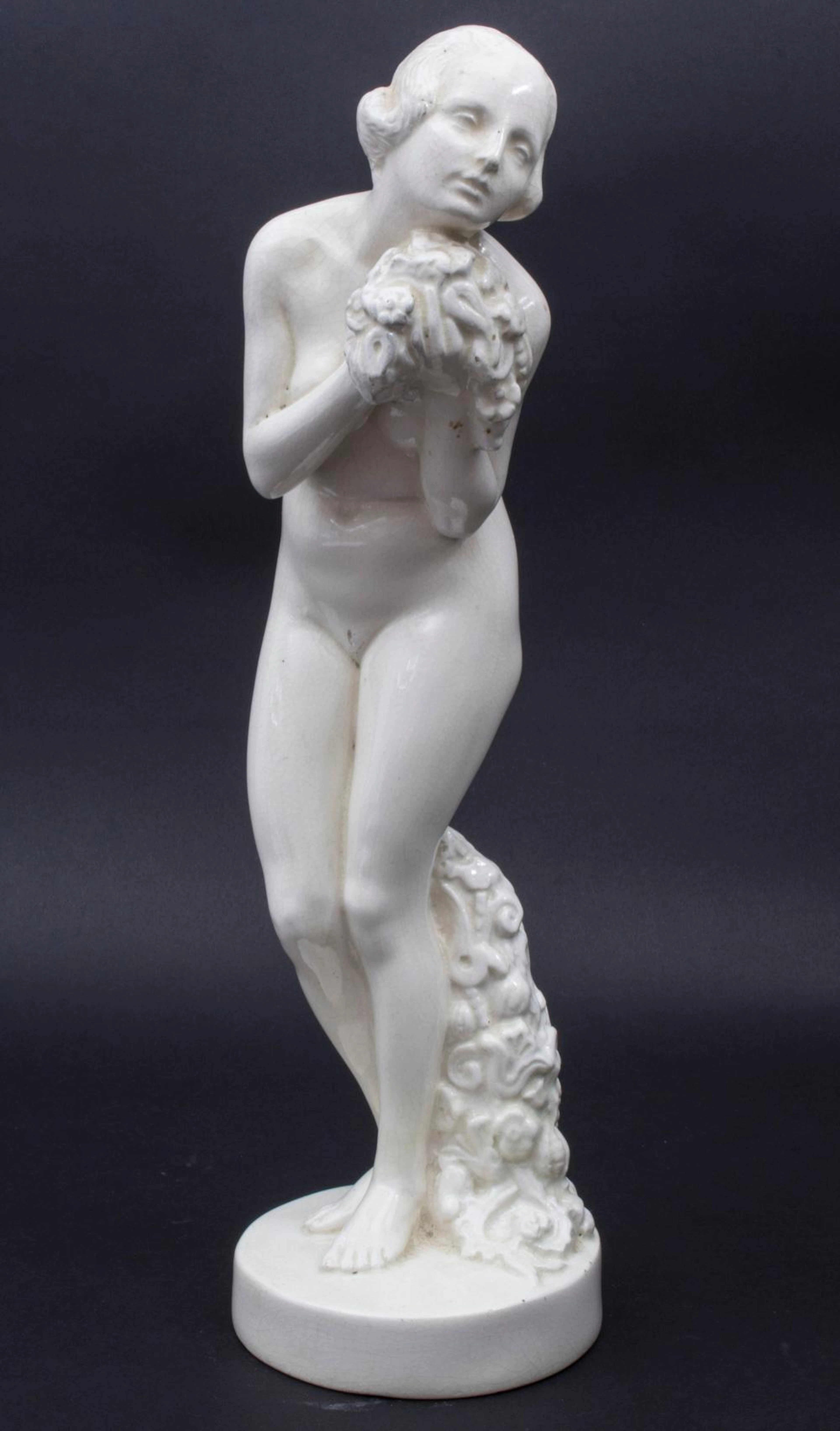 Jugendstil Keramik Skulptur 'weiblicher Akt mit Blumen' /...
