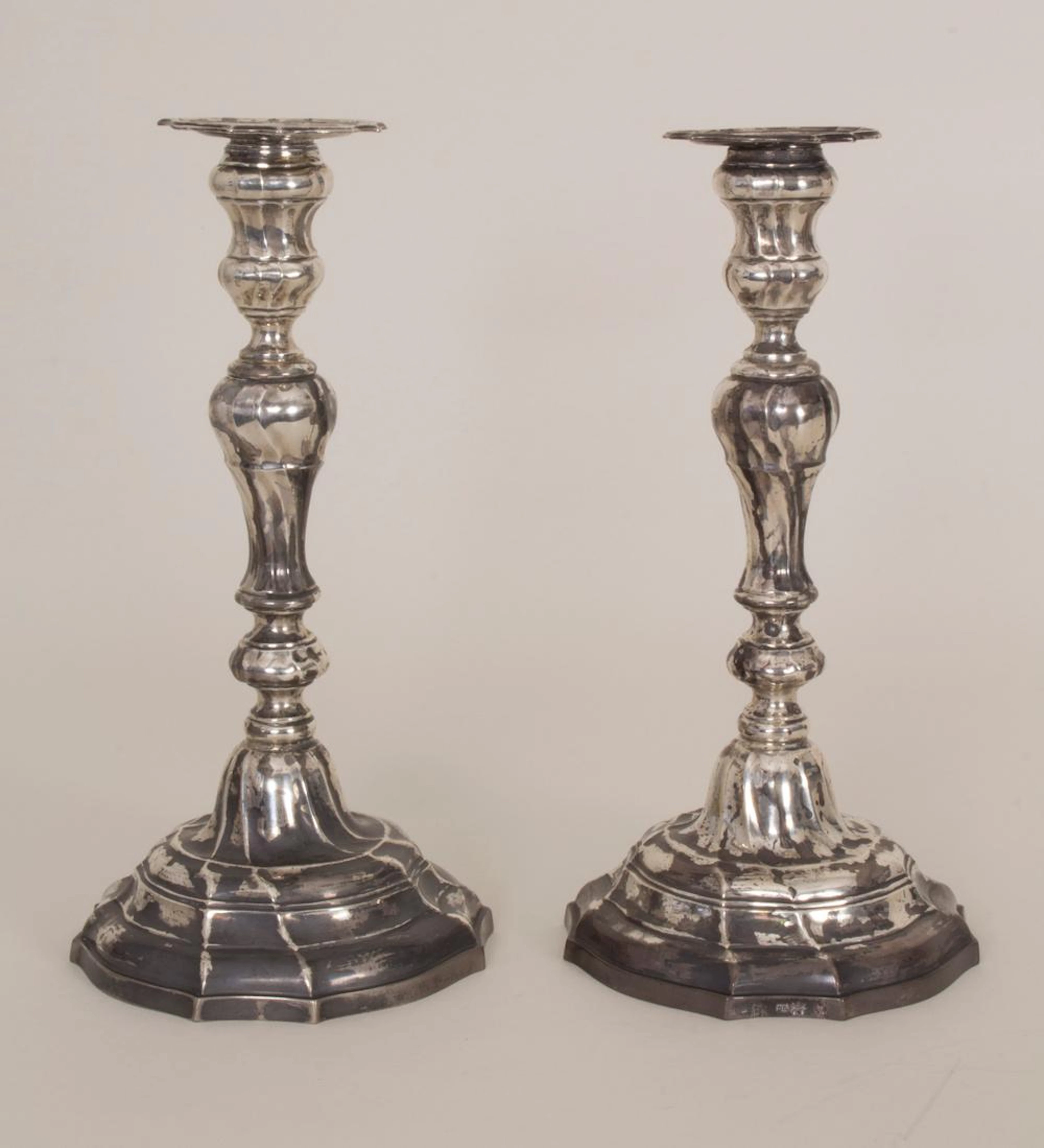 Paar Rokoko Silberleuchter / A pair of Rococo silver candlesticks, Mons, 1777