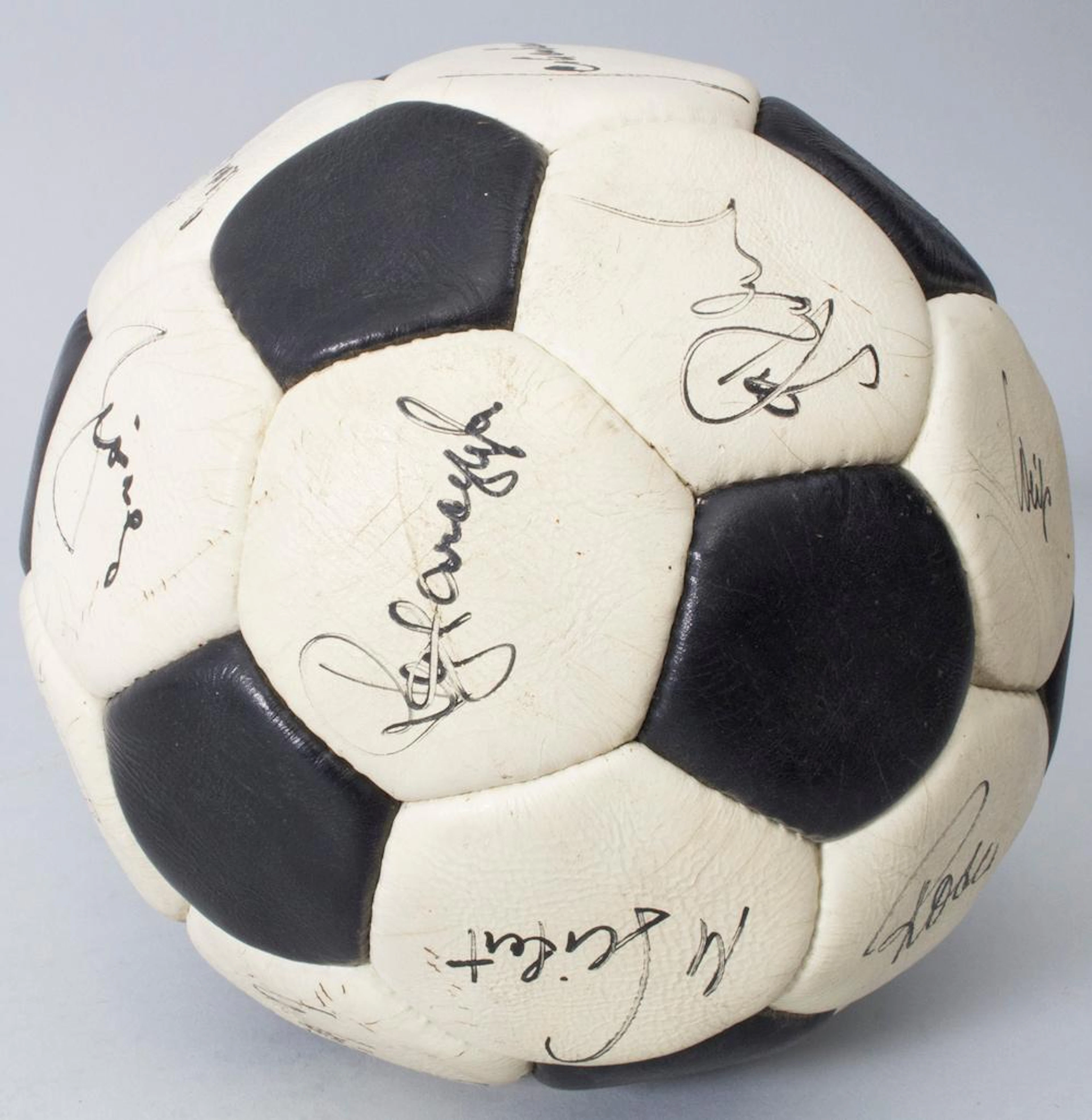 Fußball mit Autogrammen / A soccer ball with autographs