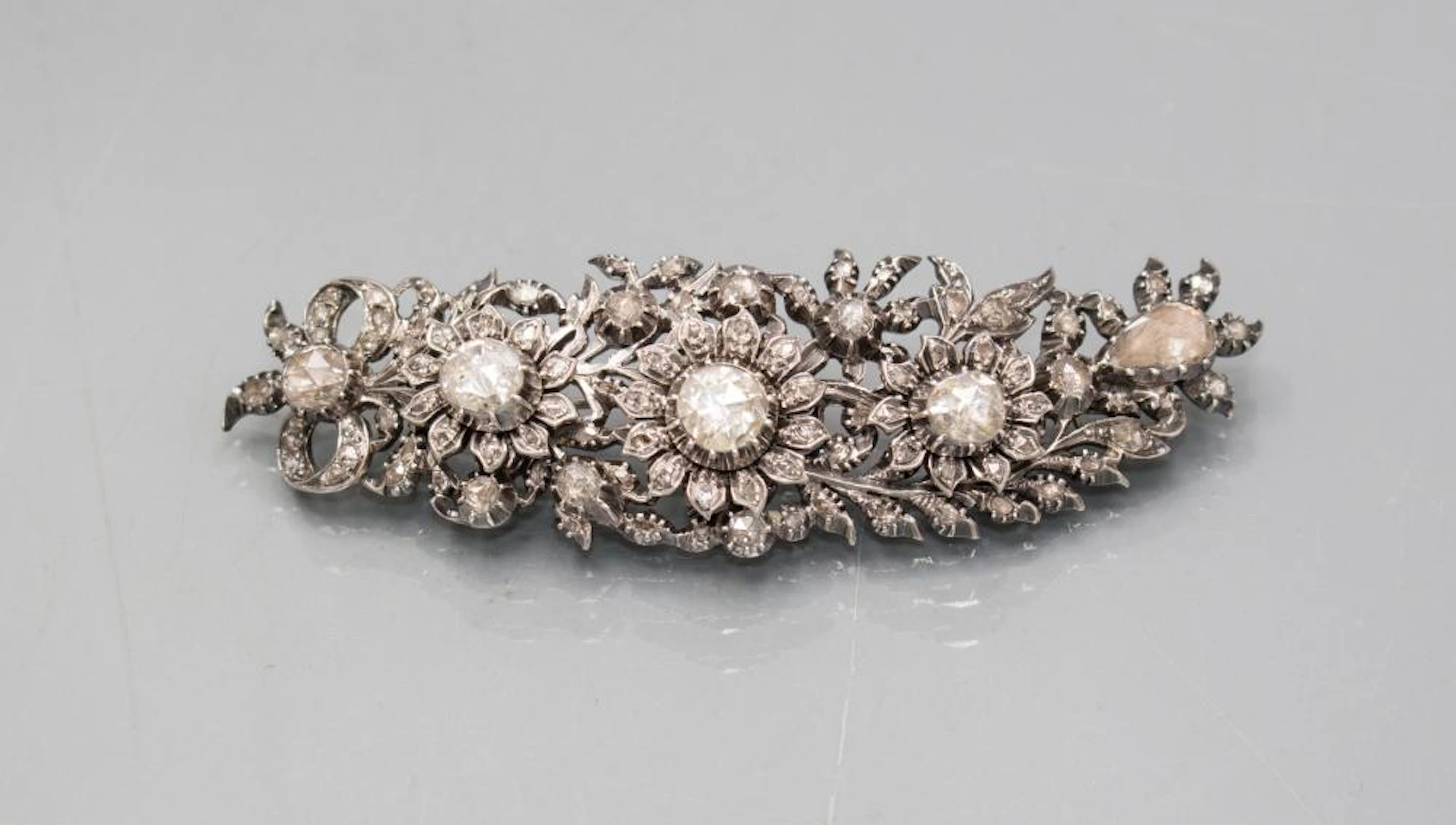 Louis Seize Brosche mit Diamanten / A silver brooch with diamonds