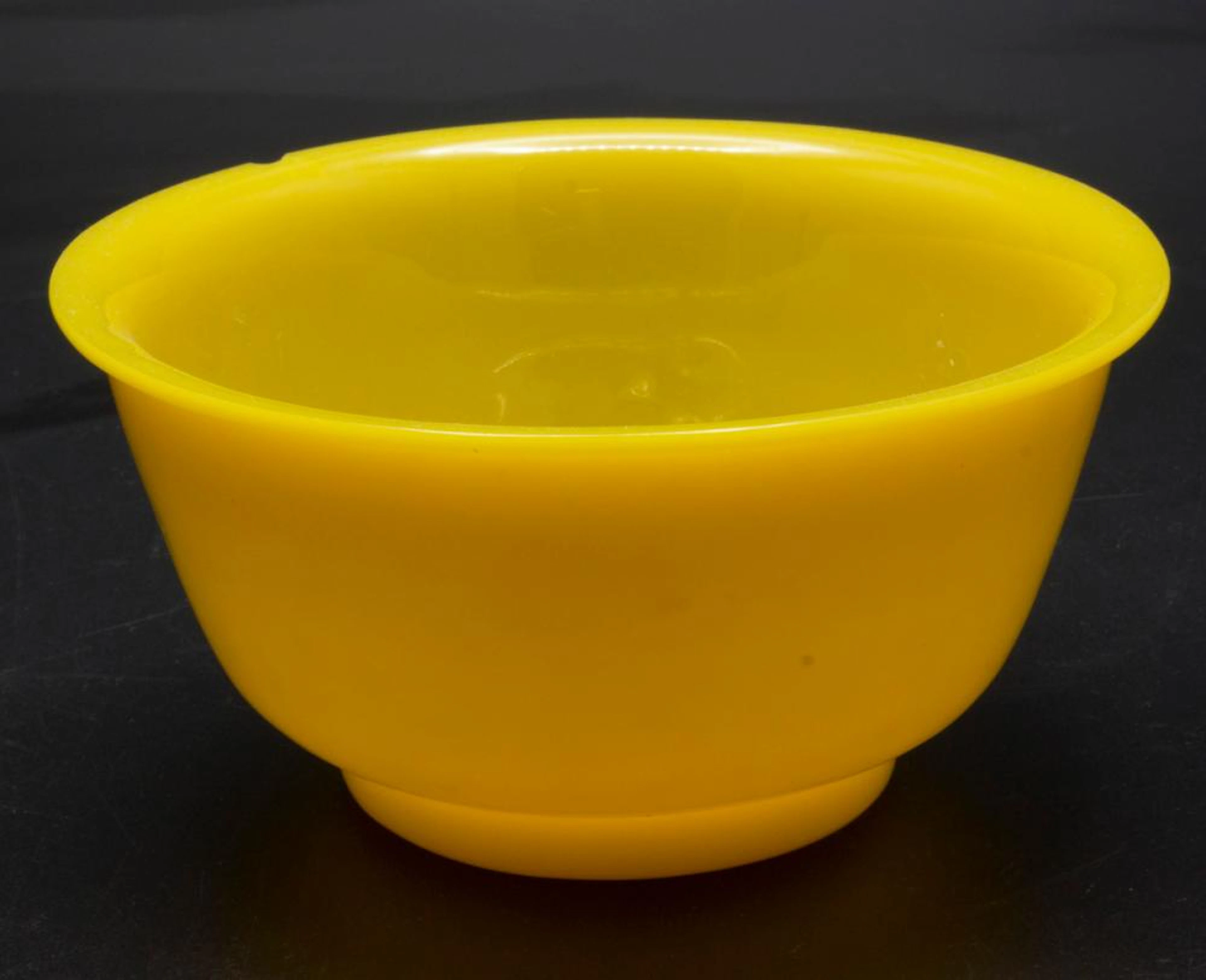Kaisergelbe Glasschale / An imperial yellow glass bowl