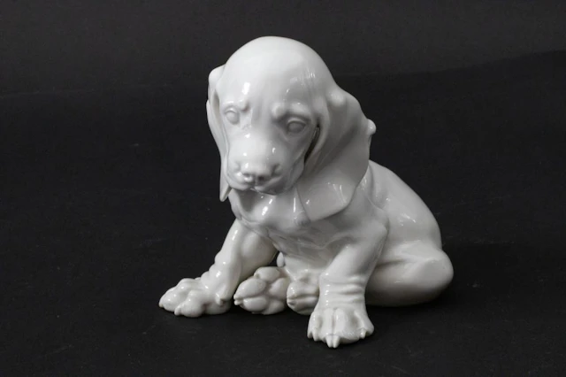 Porzellanplastik Sitzender Dackelwelpe / A figure of a sitting dachshund puppy