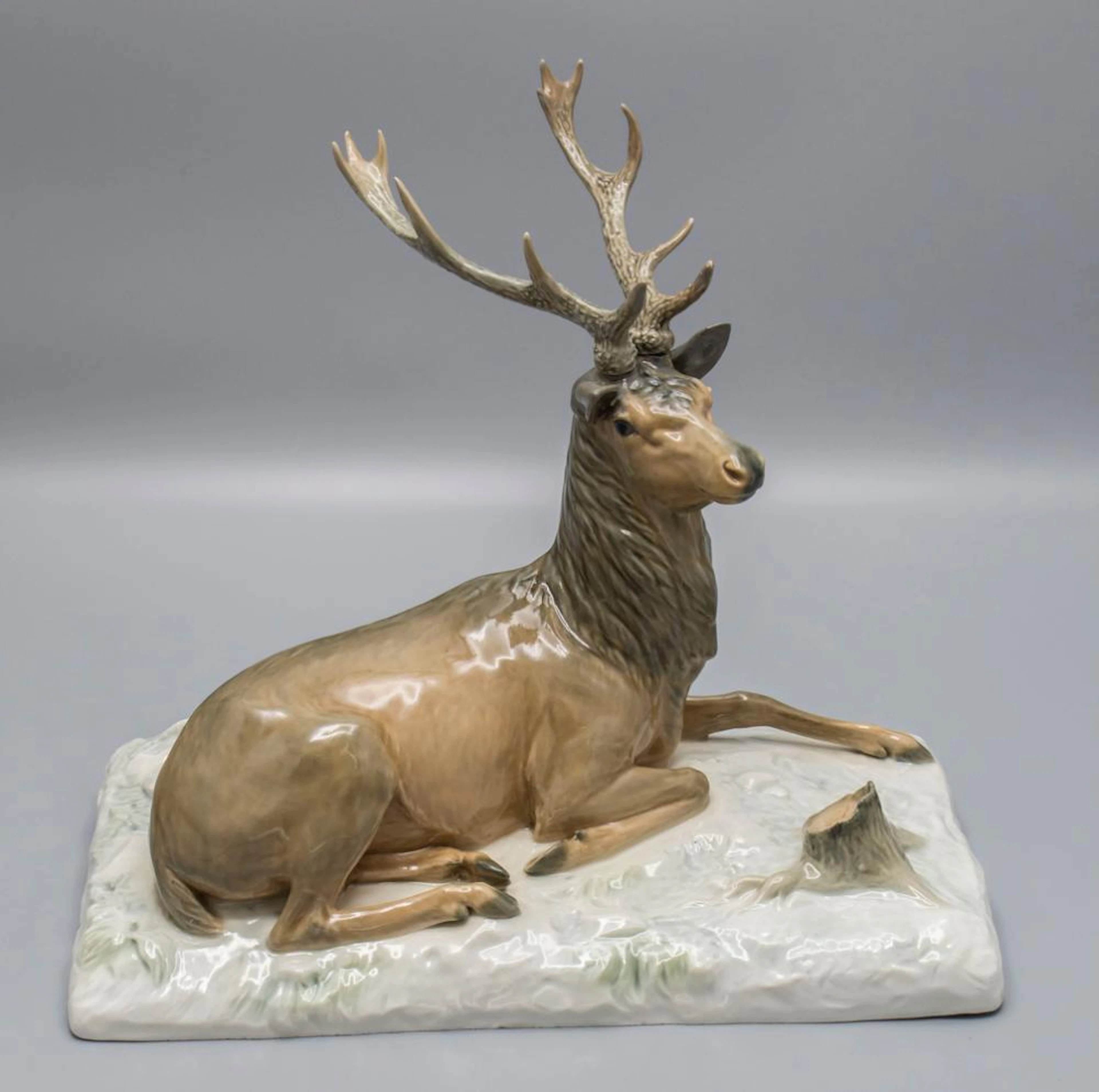 Tierskulptur 'lagernder Hirsch' / A sculpture of a recumbent stag