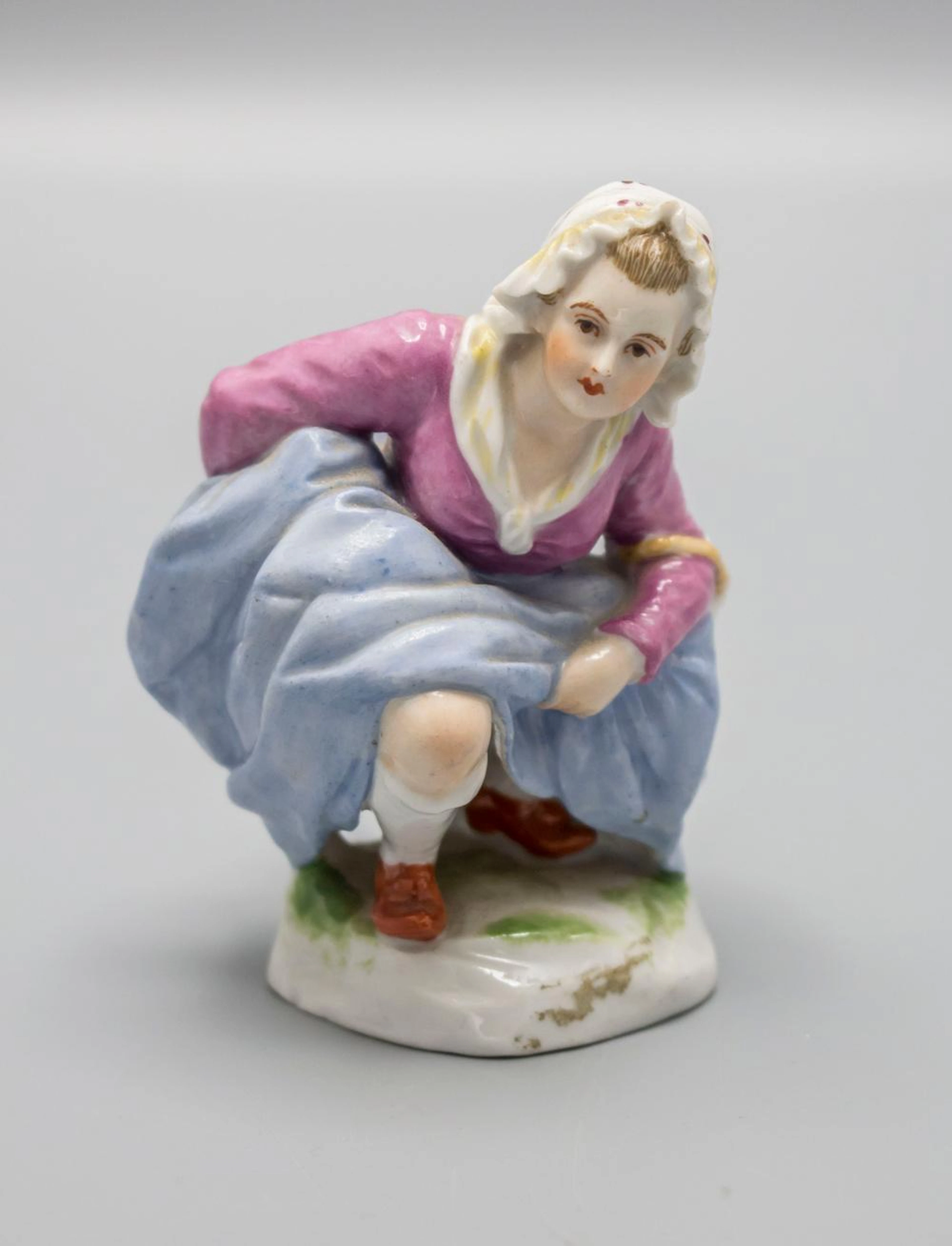 Satirische-erotische Figur 'pinkelnde Frau' / A...