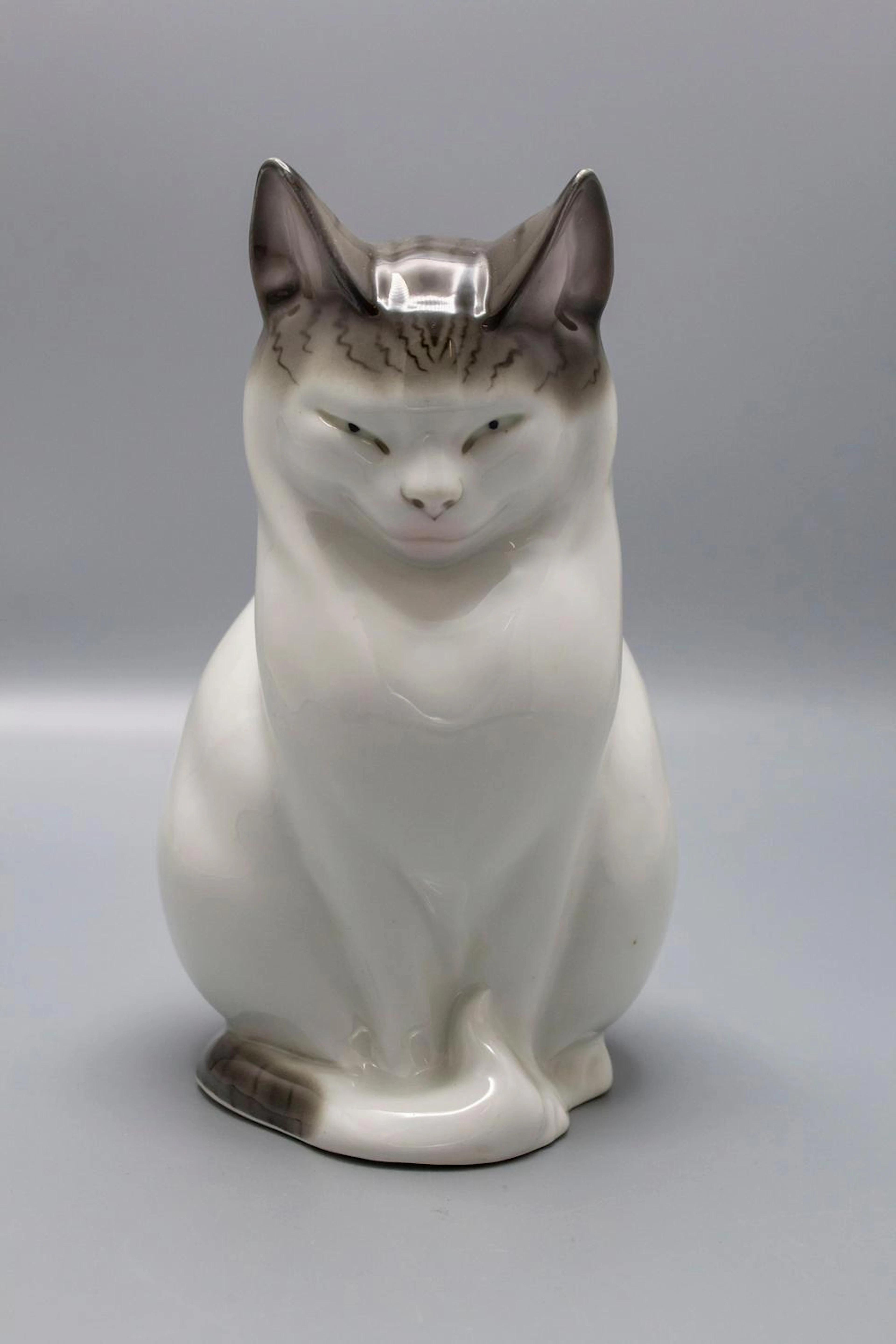 Sitzende Katze als Rauchverzehrer / A sitting cat as a lamp