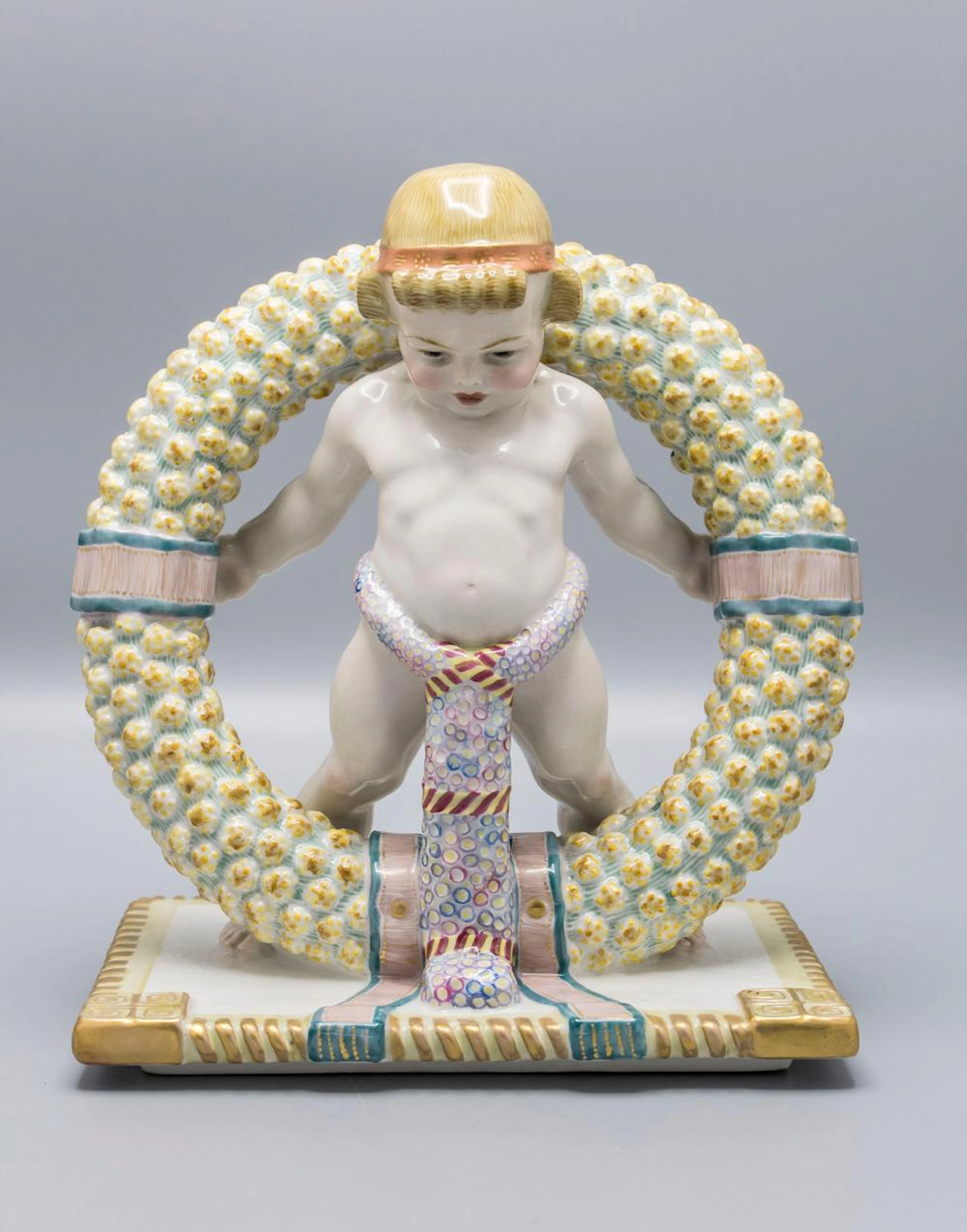 Porzellanfigur 'Putto mit Kranz' / A cherub with a wreath, KPM, Berlin, um 1909
