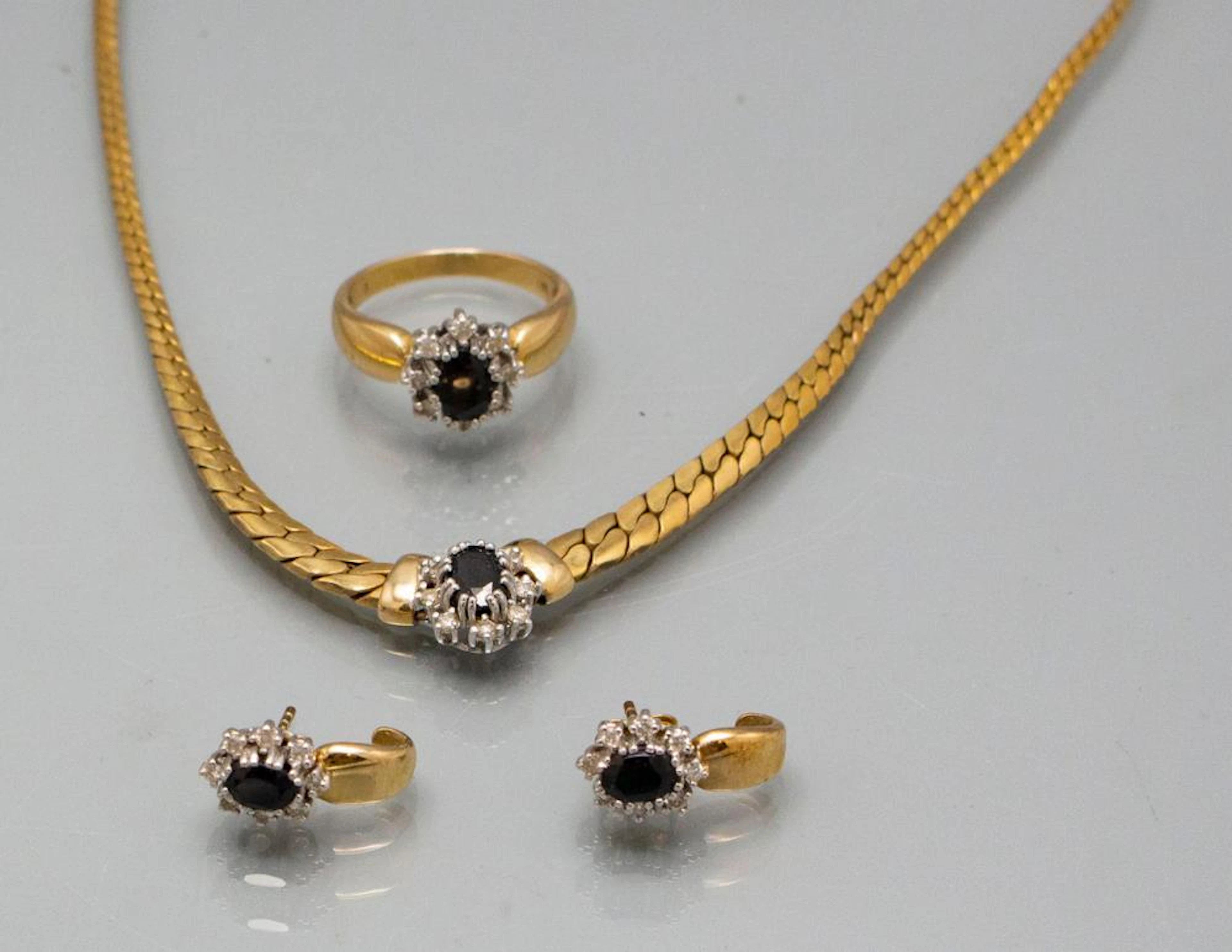 Schmuckset / A 14 ct gold jewellery set with sapphires and diamonds