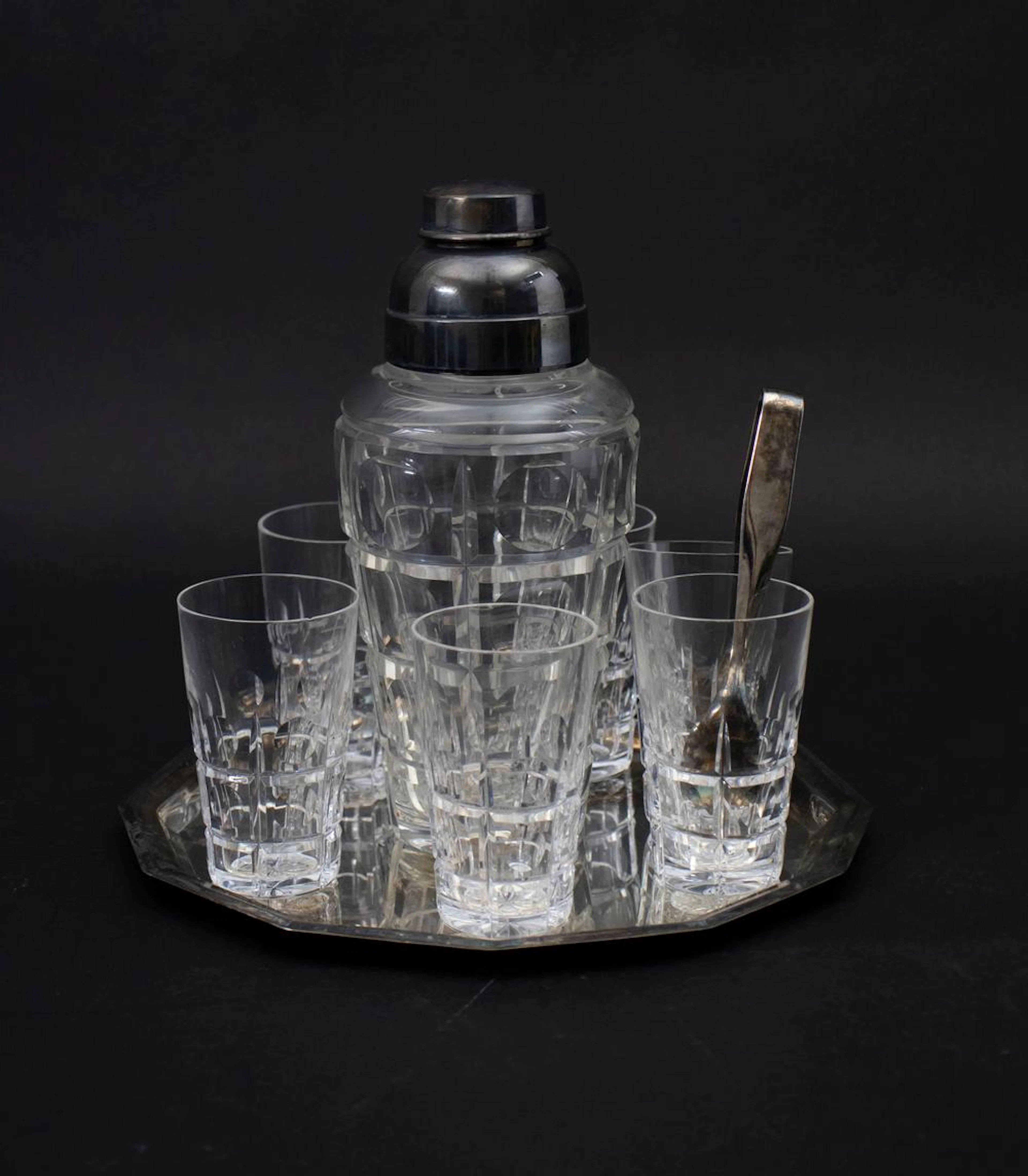 Cocktail-Set auf Silbertablett / A cocktail set on a silver tray