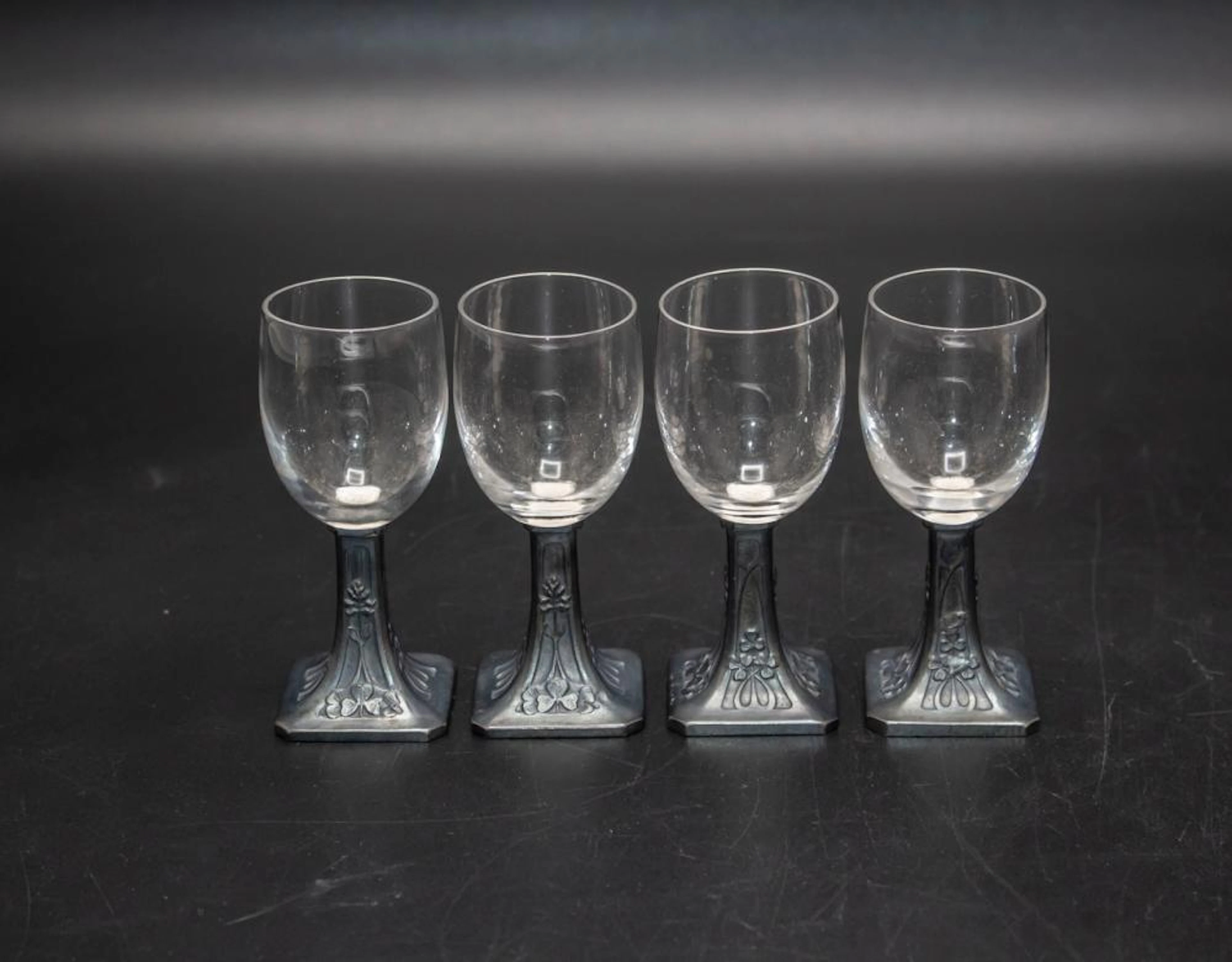 4 Jugendstil Likörgläser mit Kleeblattdekor / 4 Art...