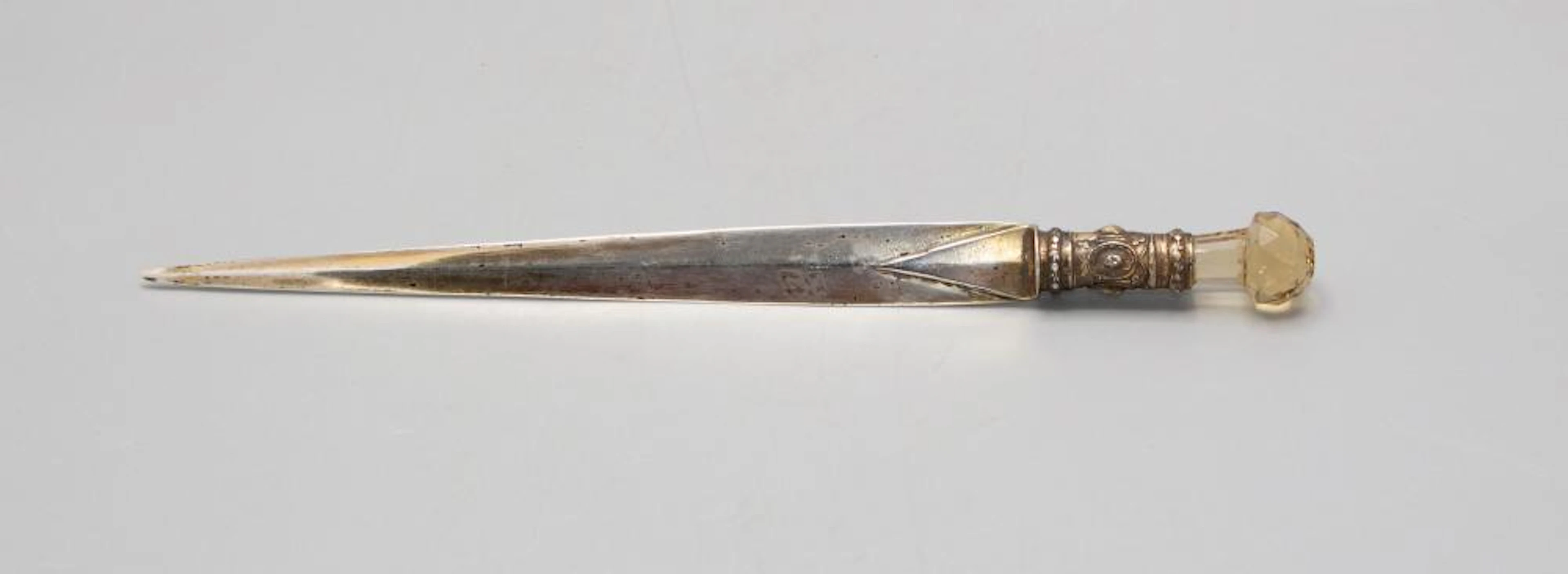 Brieföffner in Form eines Schwerts / A sword shaped silver letter opener