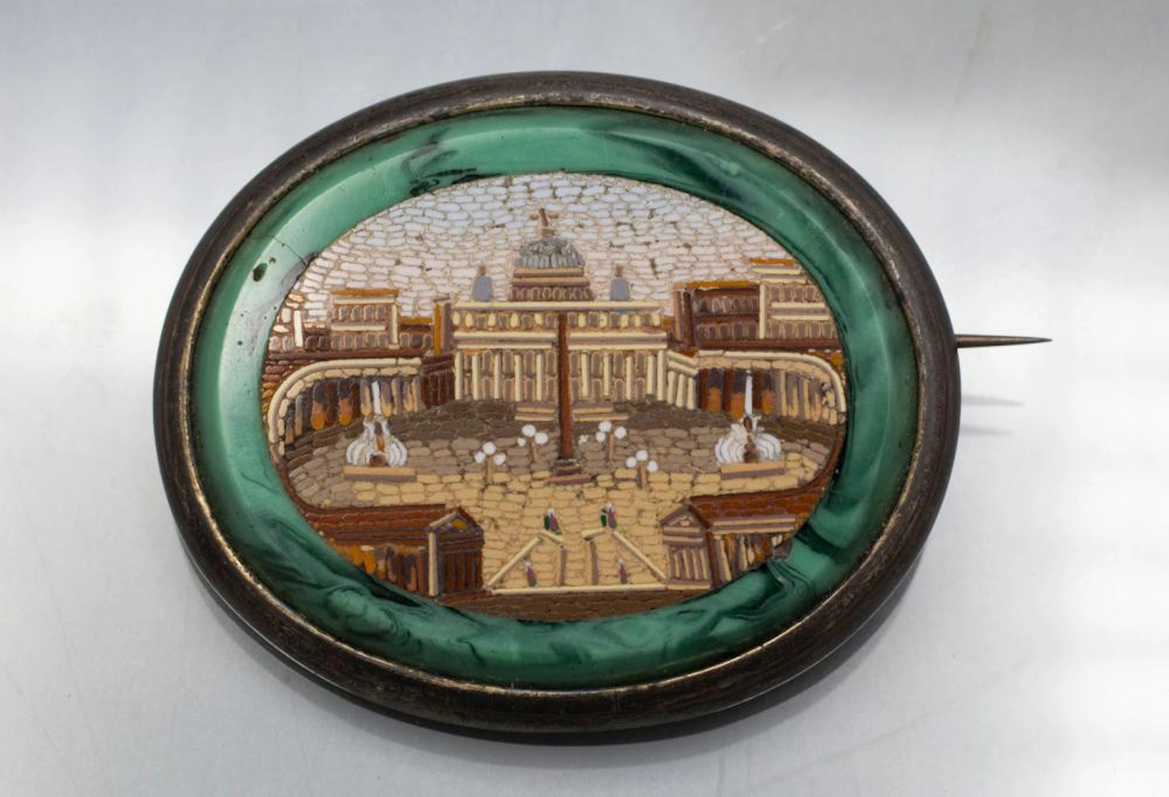 Mikromosaik Brosche mit Petersdom / A micro mosaic brooch with St