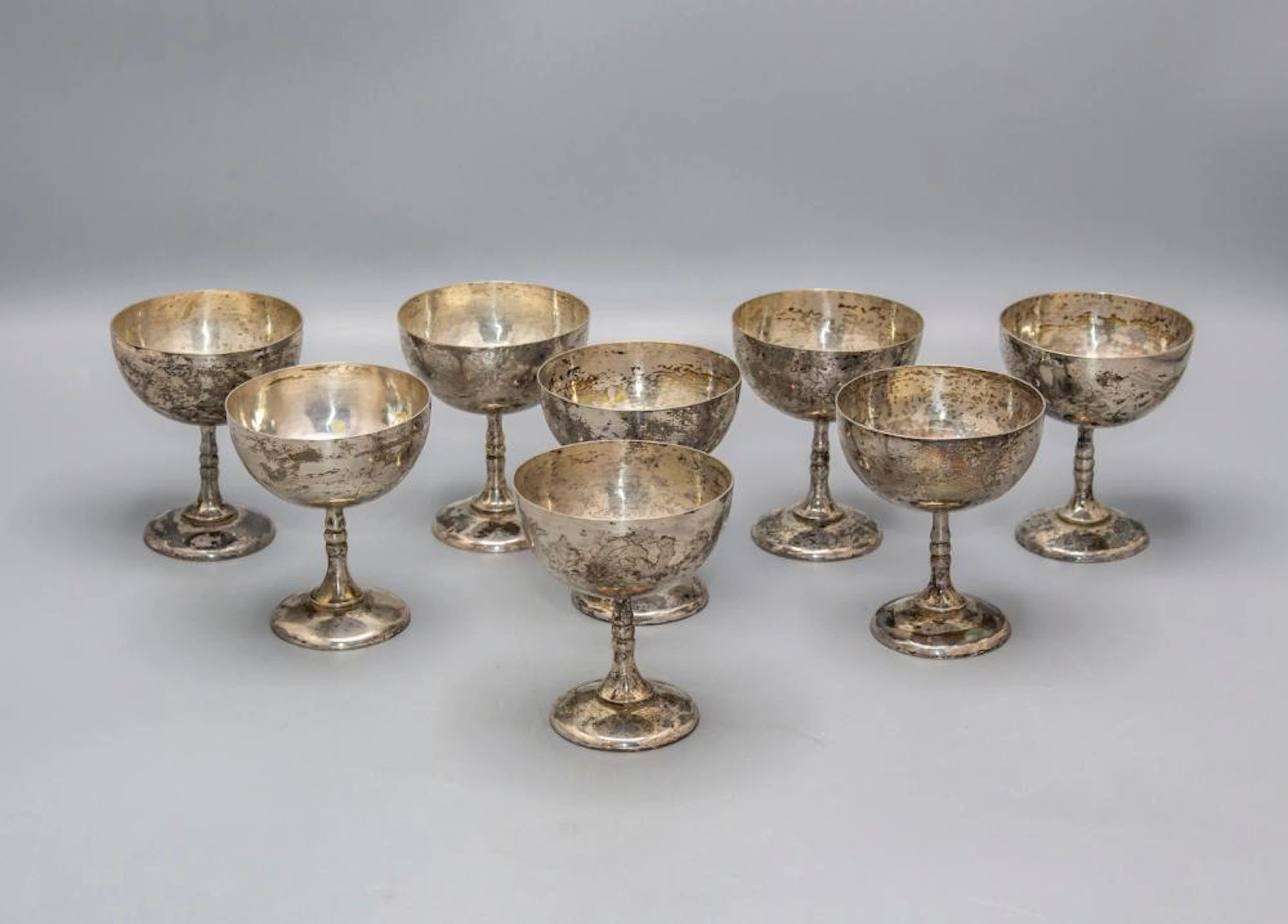 8 kleine Silberbecher / 8 small silver beakers, wohl China