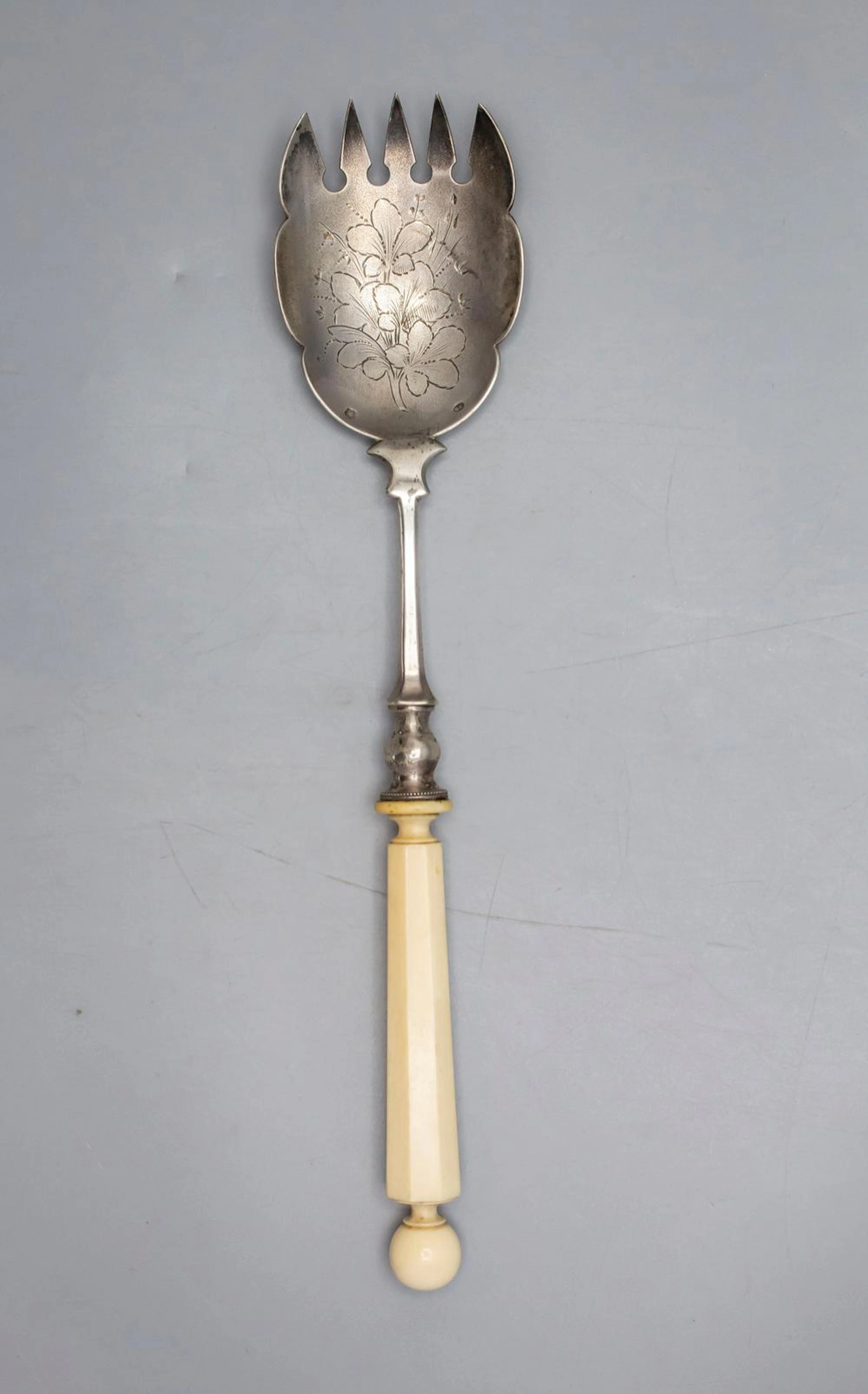 Vorlegelöffel mit Zinken / A silver serving spoon and/or fork