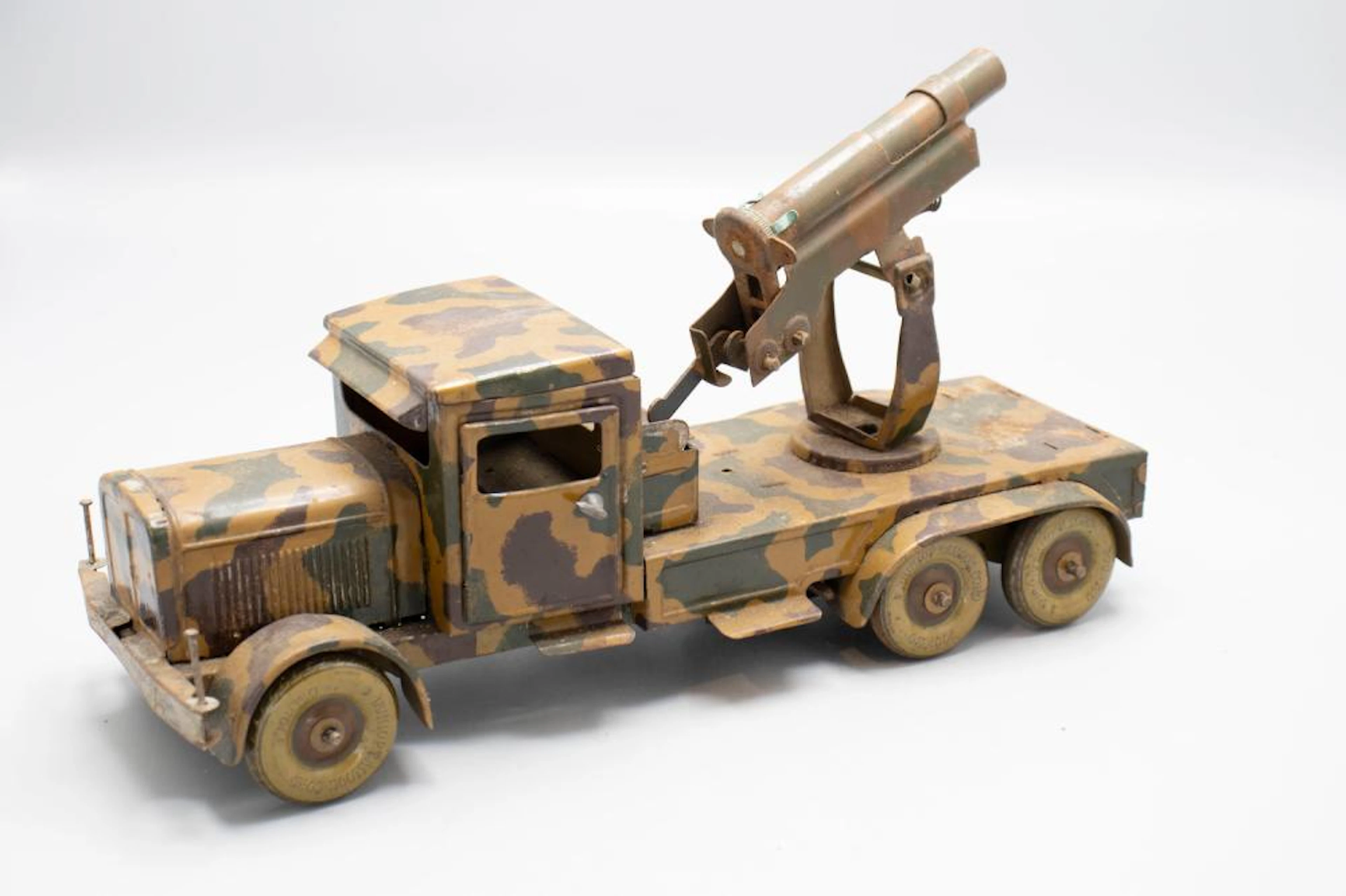 Militärfahrzeug mit Kanone / A military toy car with cano