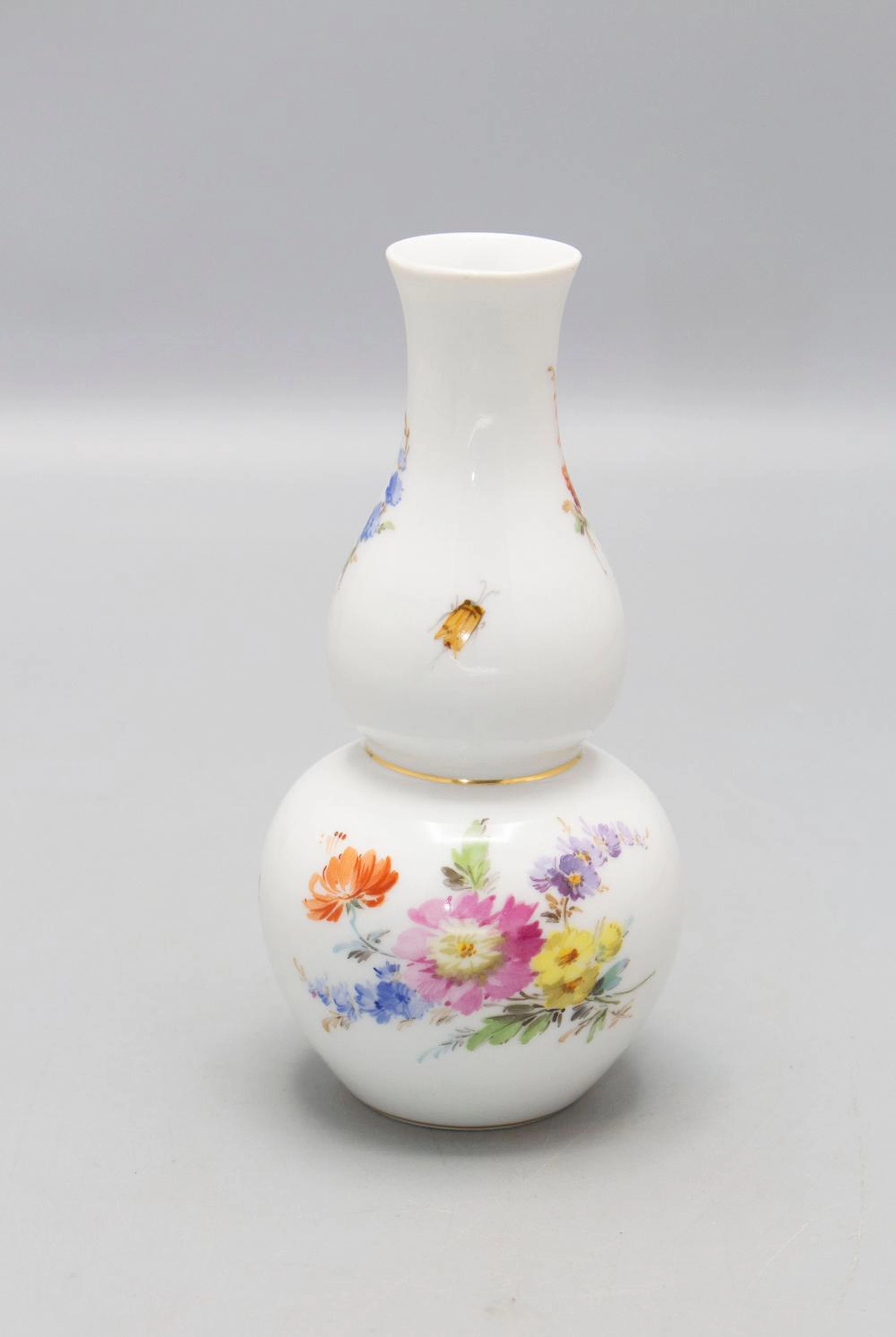 Kürbisvase mit Blumenbouquets und Insekten / A vase with flowers and insects