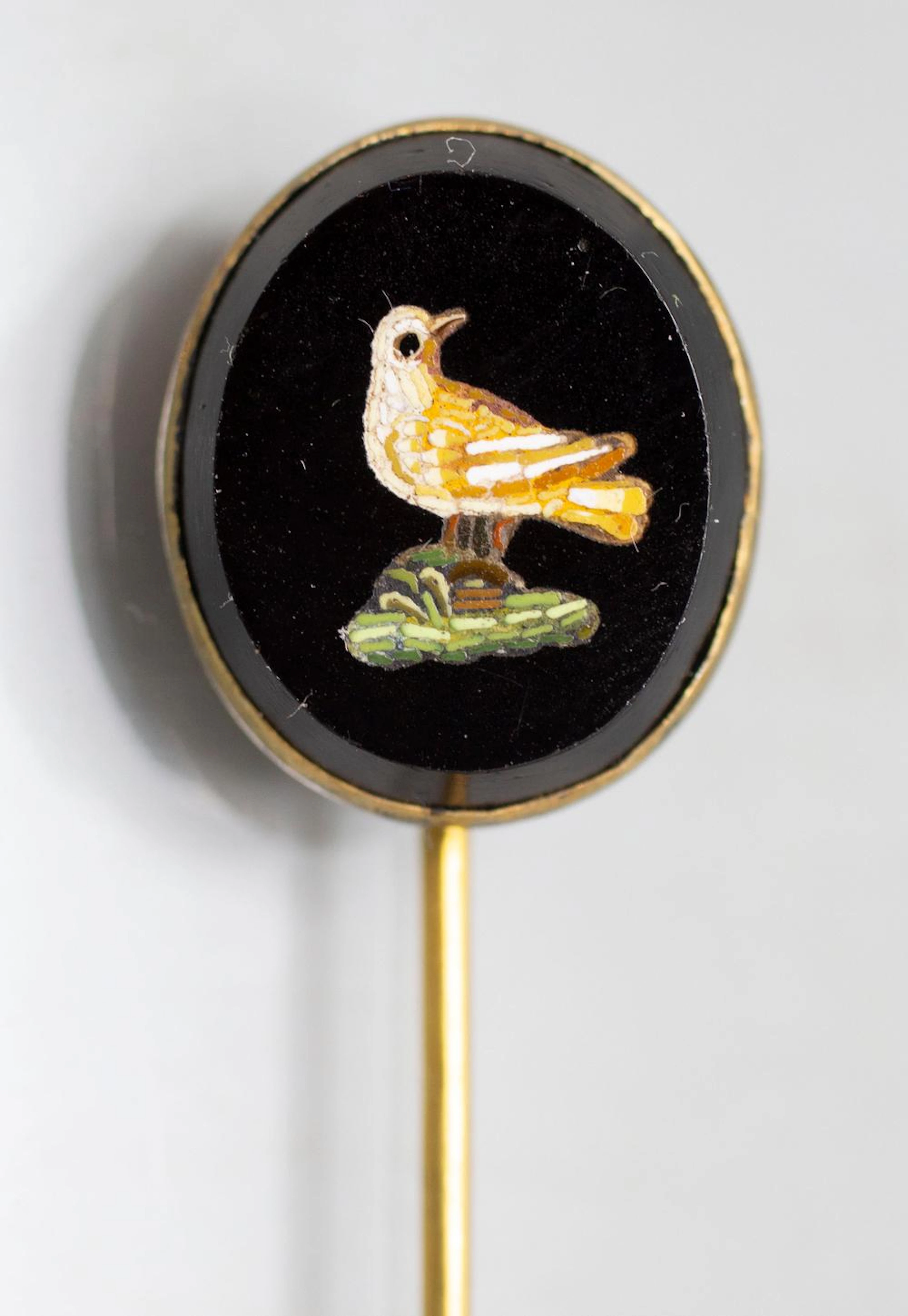 Mikromosaik Anstecknadel mit Taube / A micro mosaic pin with a pigeon