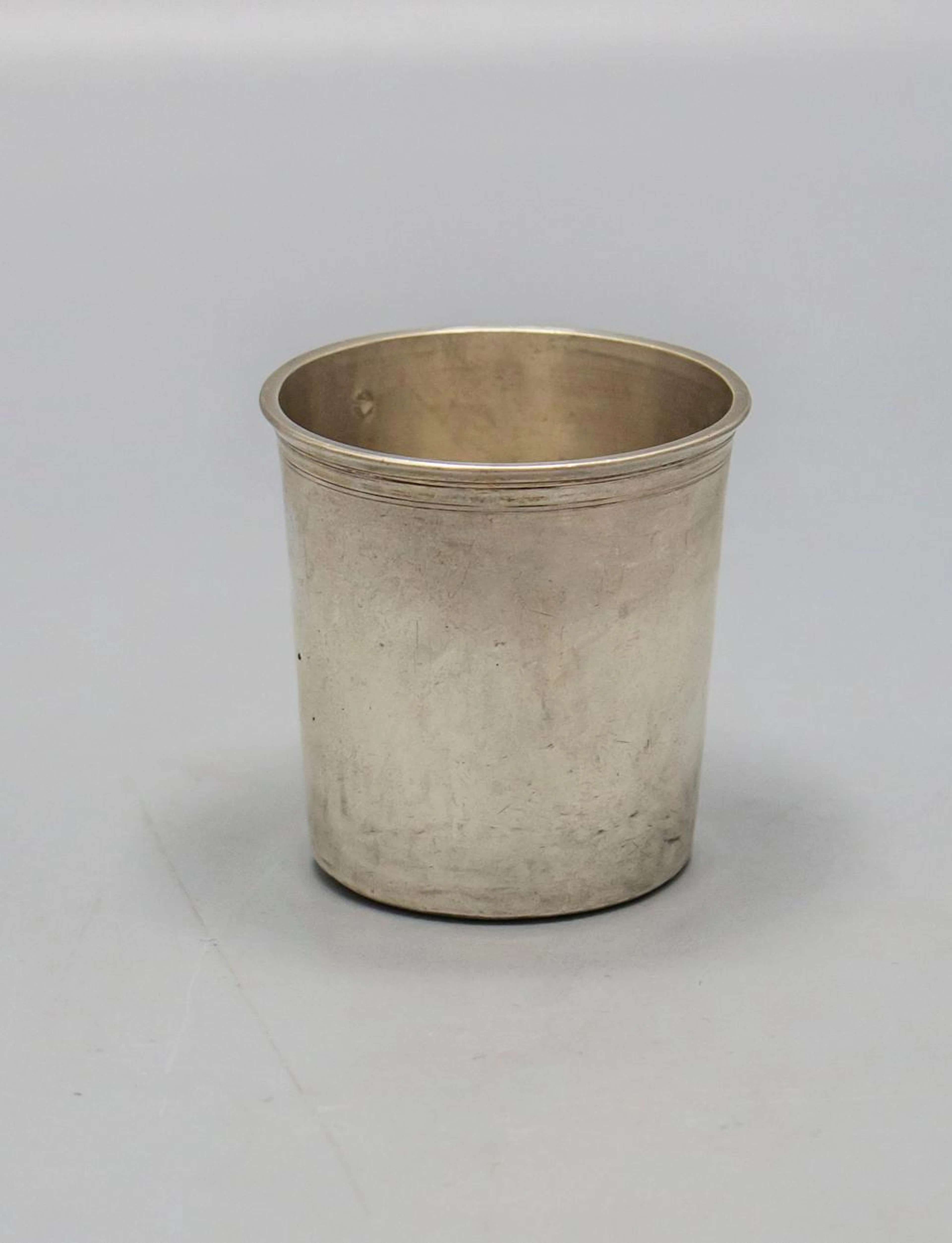 Kleiner Silberbecher / Schnapsbecher / A small silver beaker, Paris, um 1819-38