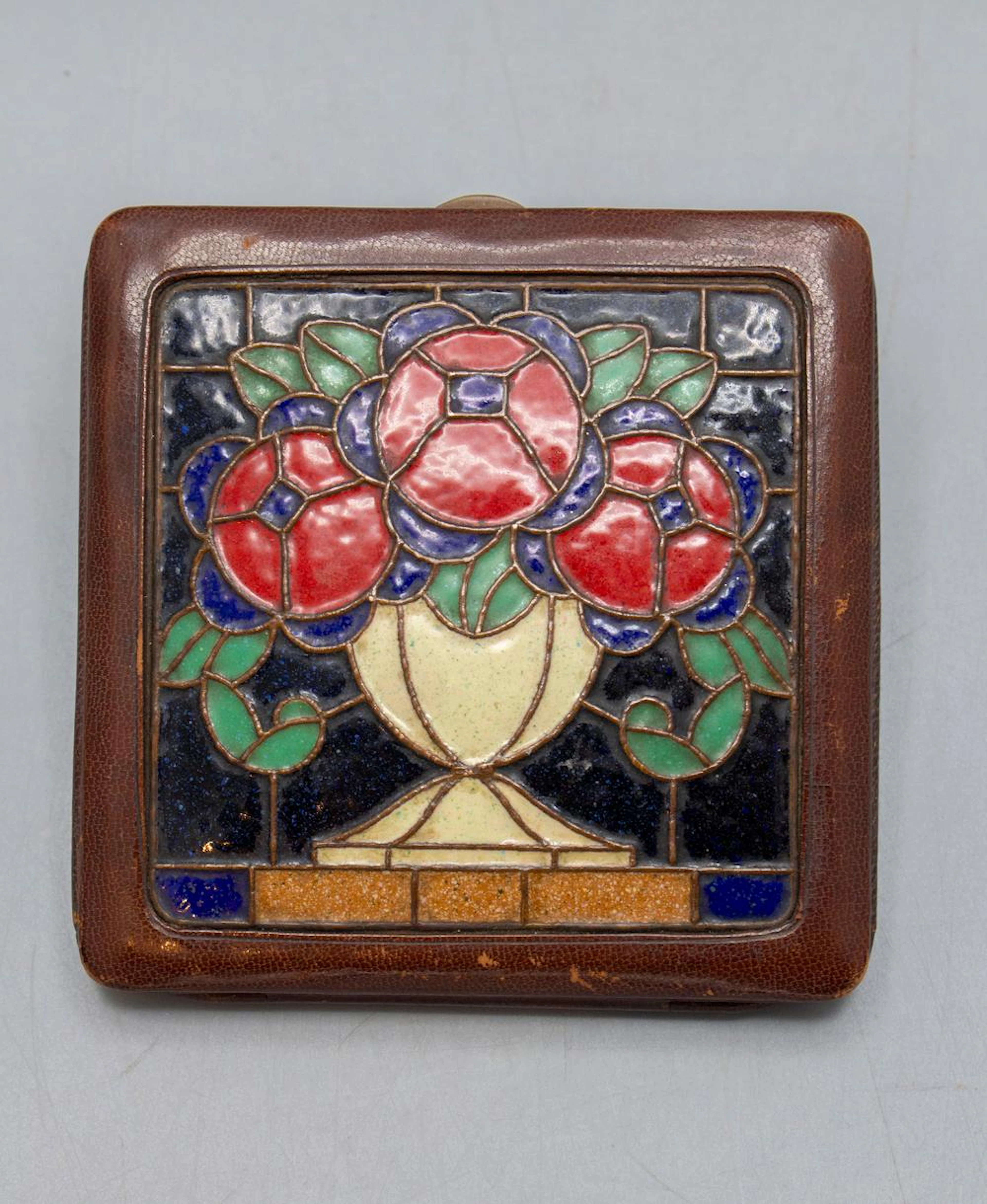 Jugendstil Reiseuhr im Lederetui mit Emailledekor / An...