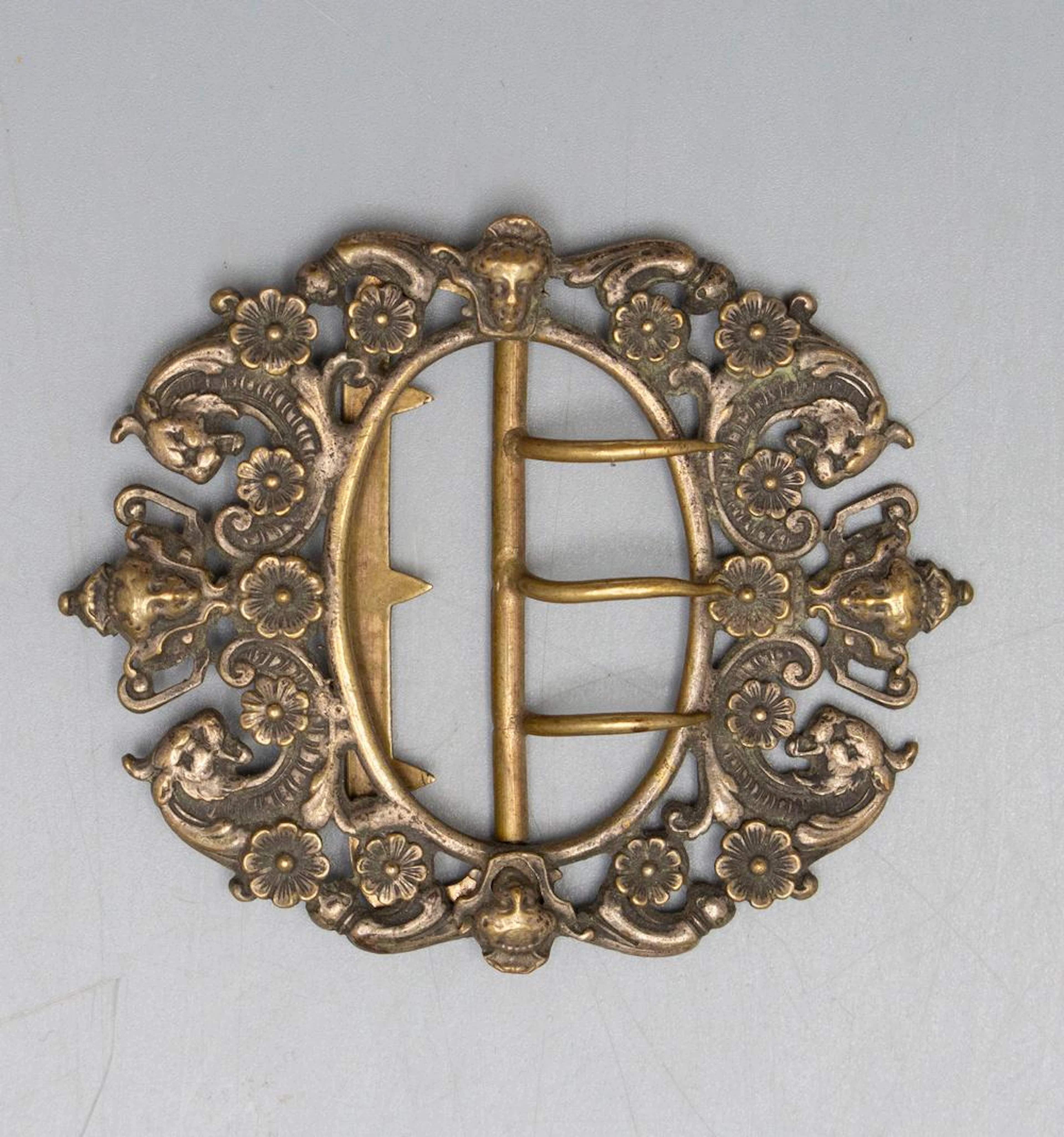 Gürtelschließe mit Löwenköpfen / A belt buckle with lion heads