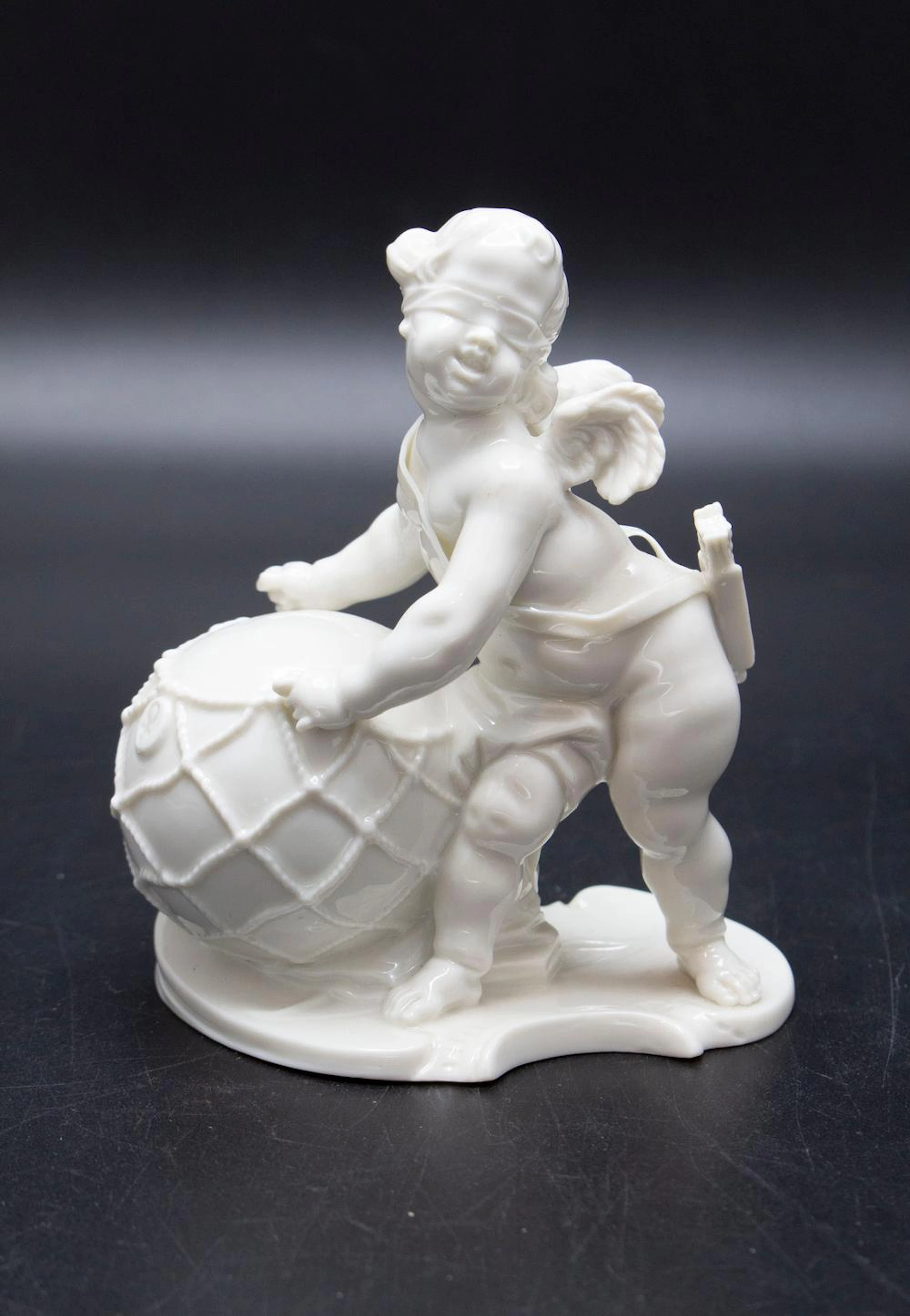 Putto als Cupido mit Weltkugel / A cherub as cupid with a globe