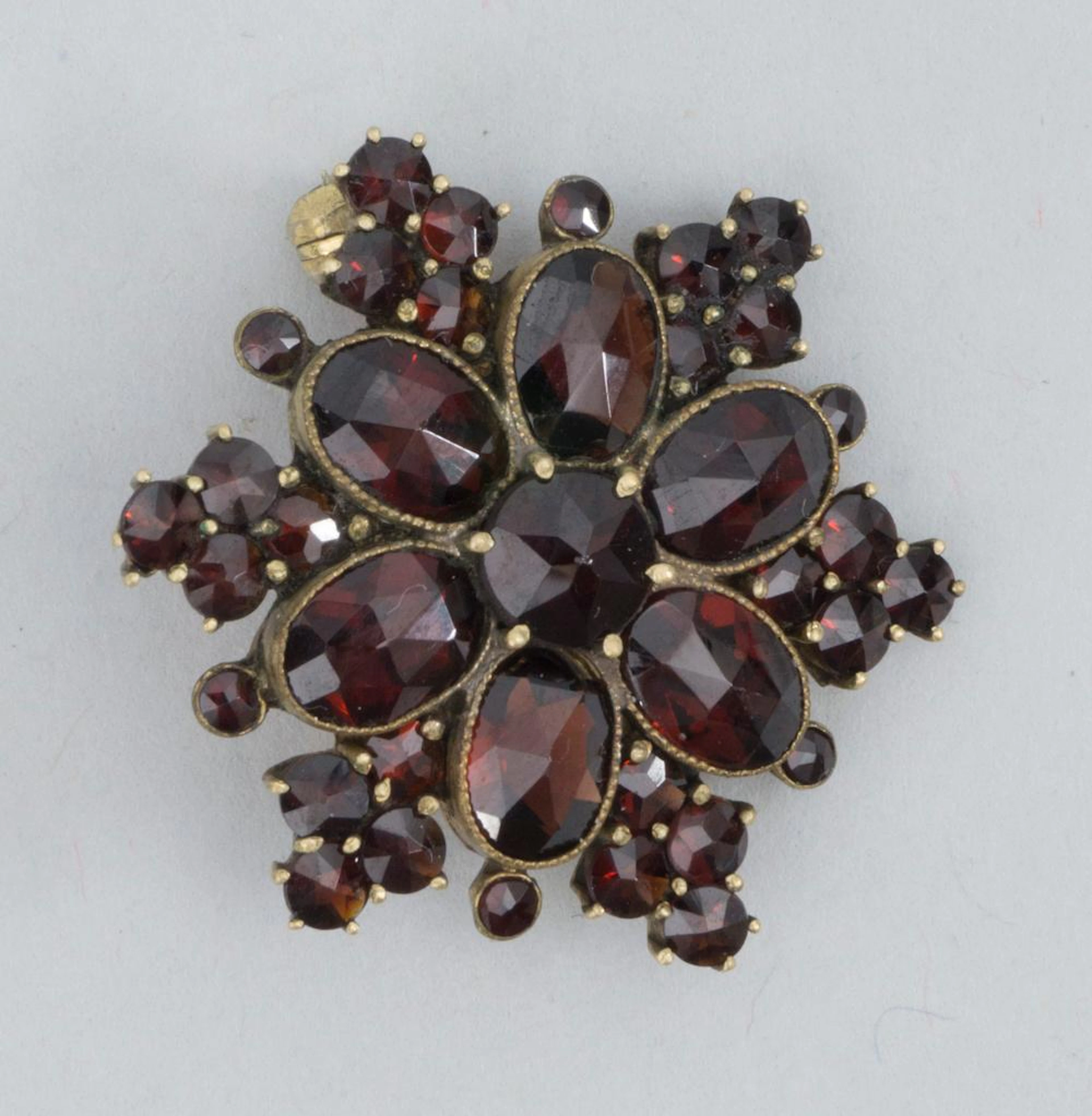 Kleine Granatbrosche / A small brooch with garnets