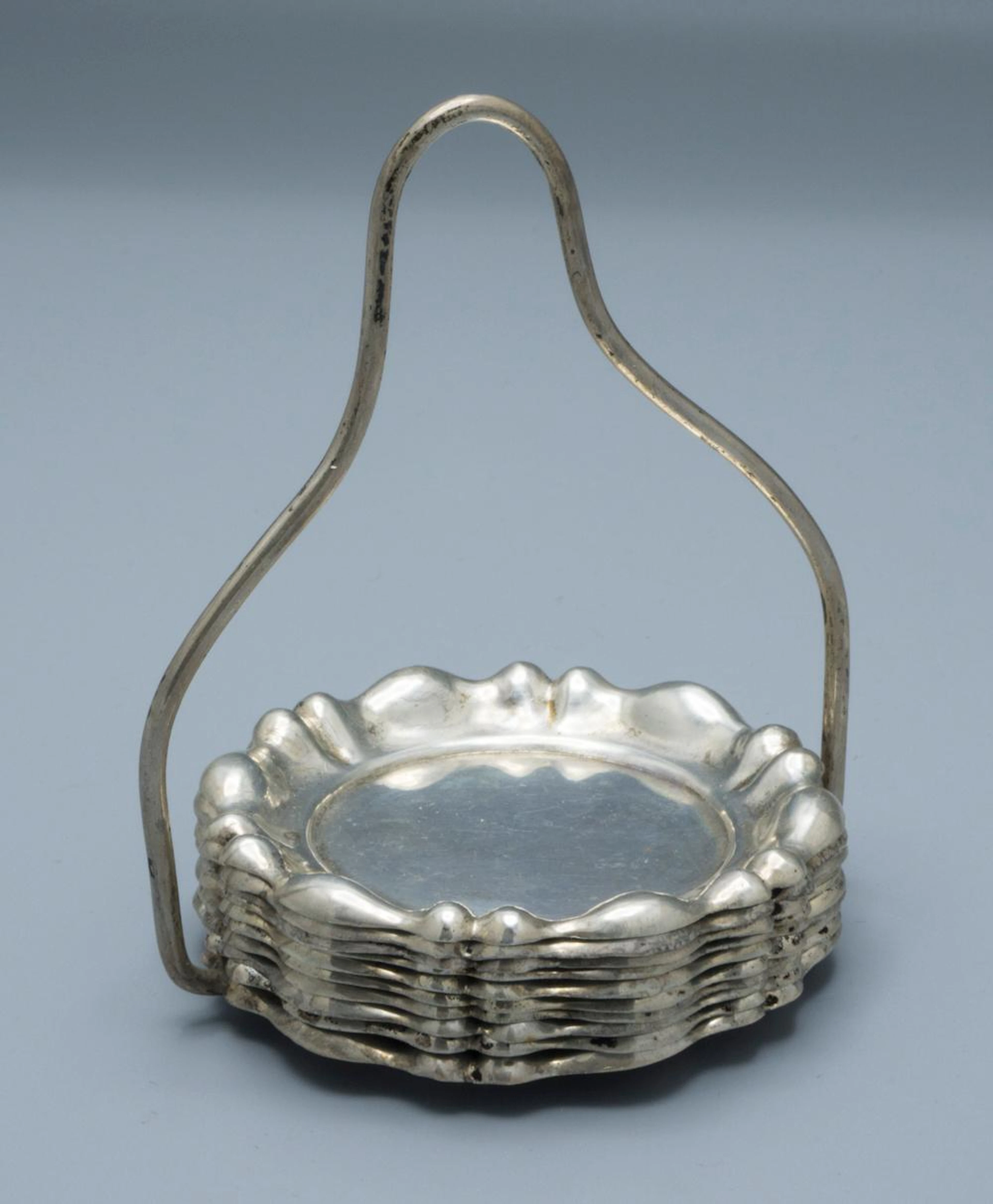 9 kleine Silber-Untersetzer mit Ständer / 9 small silver coasters