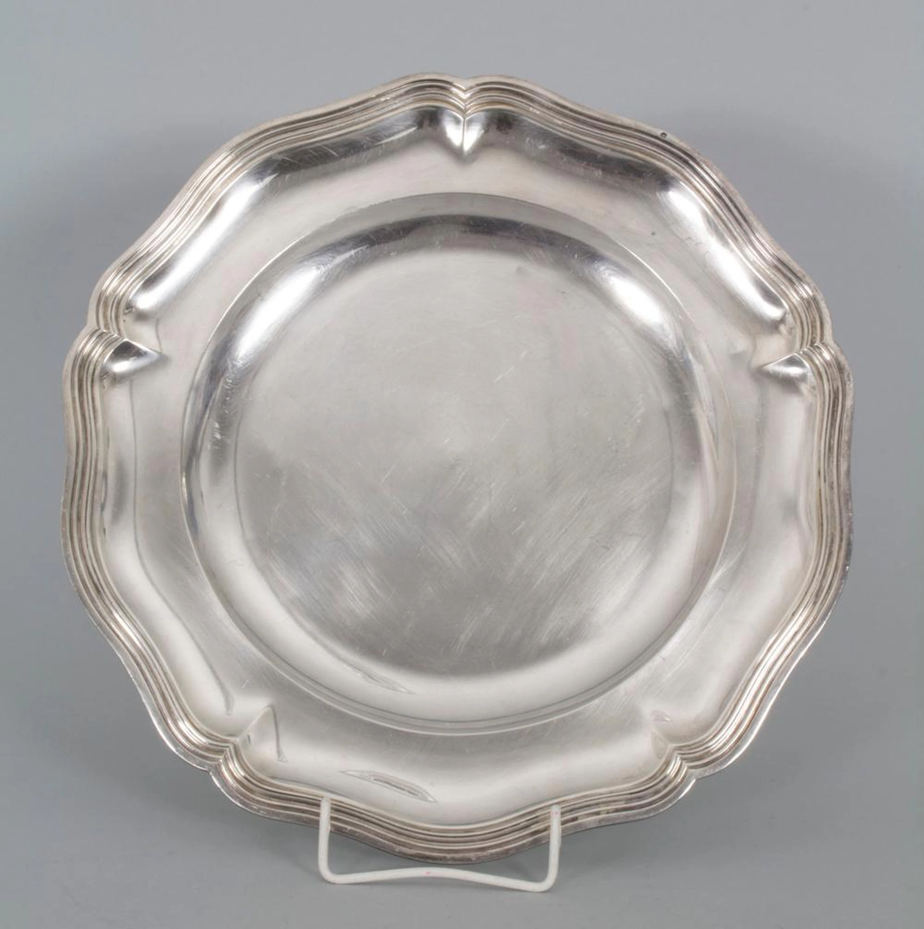 Runde Silberplatte / A silver platter, Frankreich, um 1900