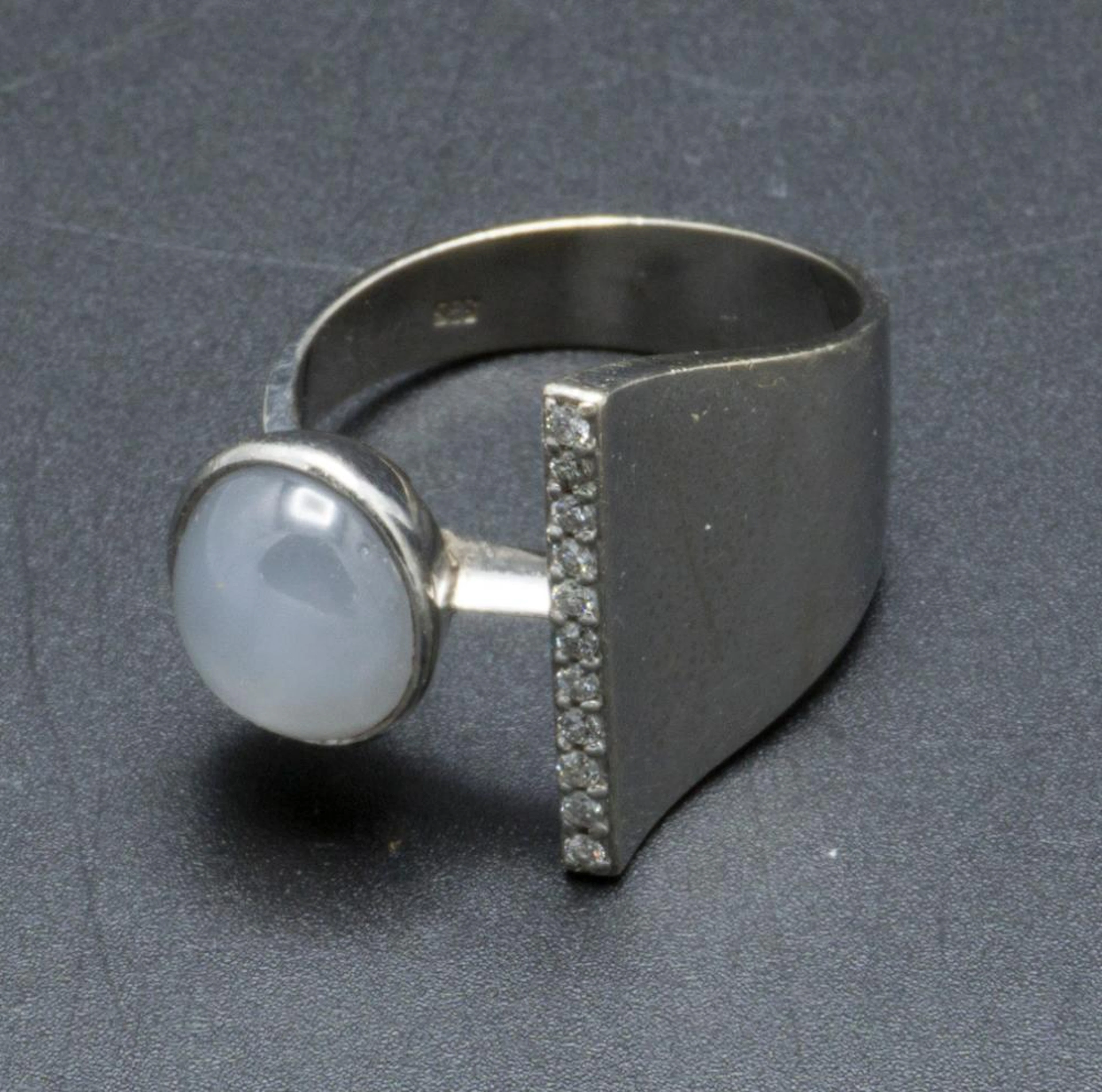 Damenring mit Mondstein und Diamanten / A ladies ring...