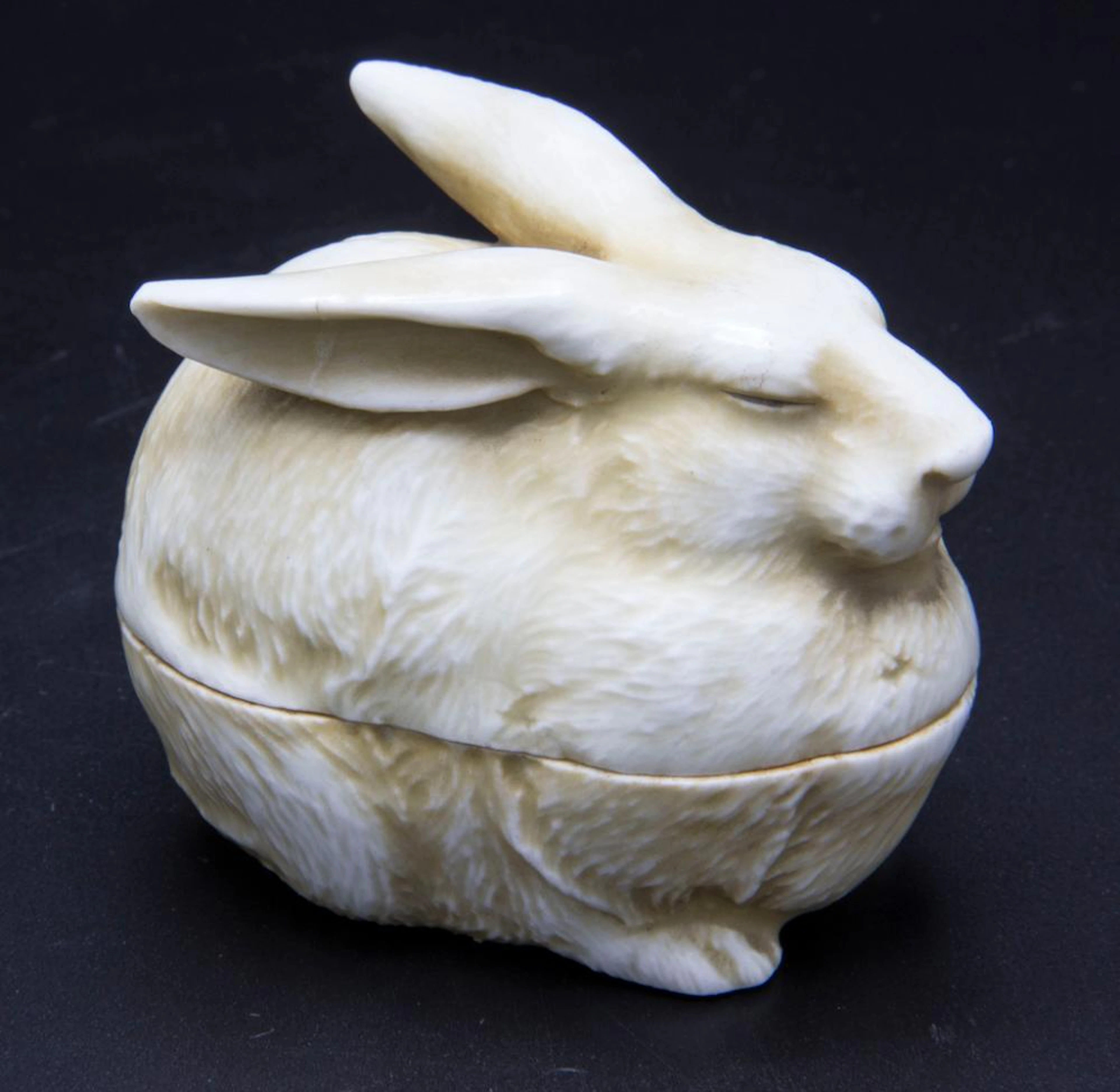 Figürliche Deckeldose in Form eines Hasen / A hare shaped lidded box