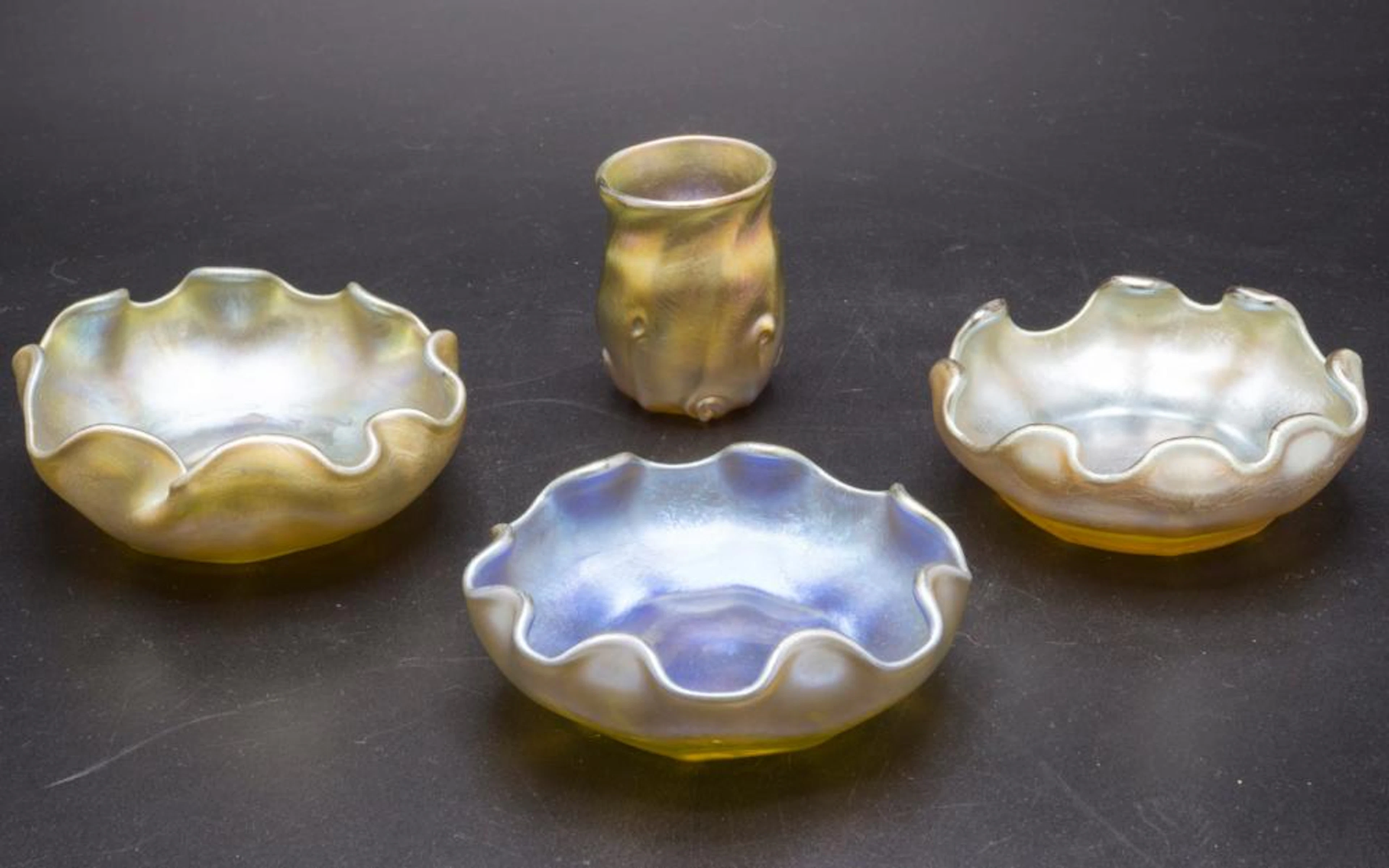 Vase mit drei Schalen / A glass vase with 3 bowls