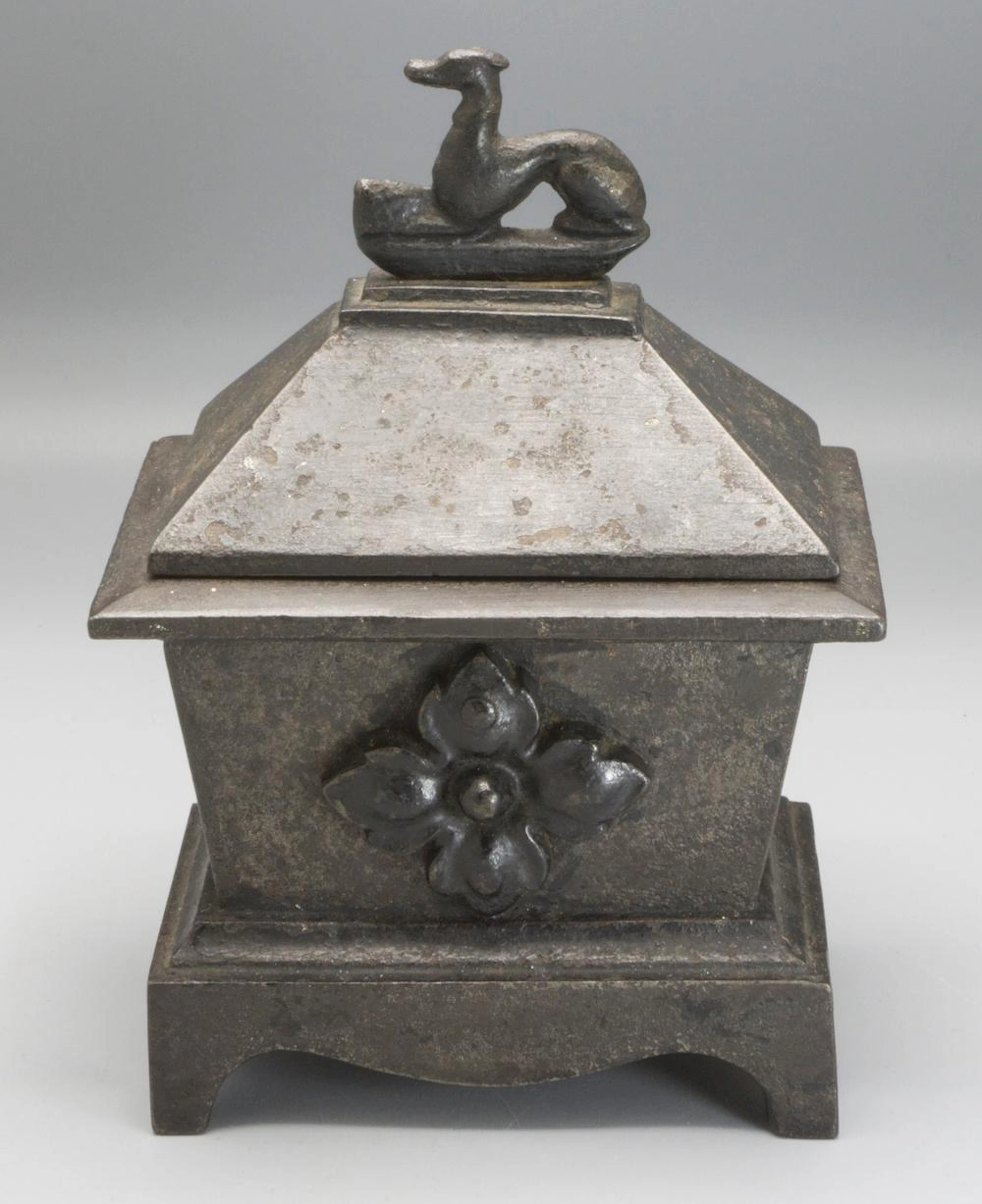 Gusseiserner Sarkophag als Tabakdose / A cast iron...