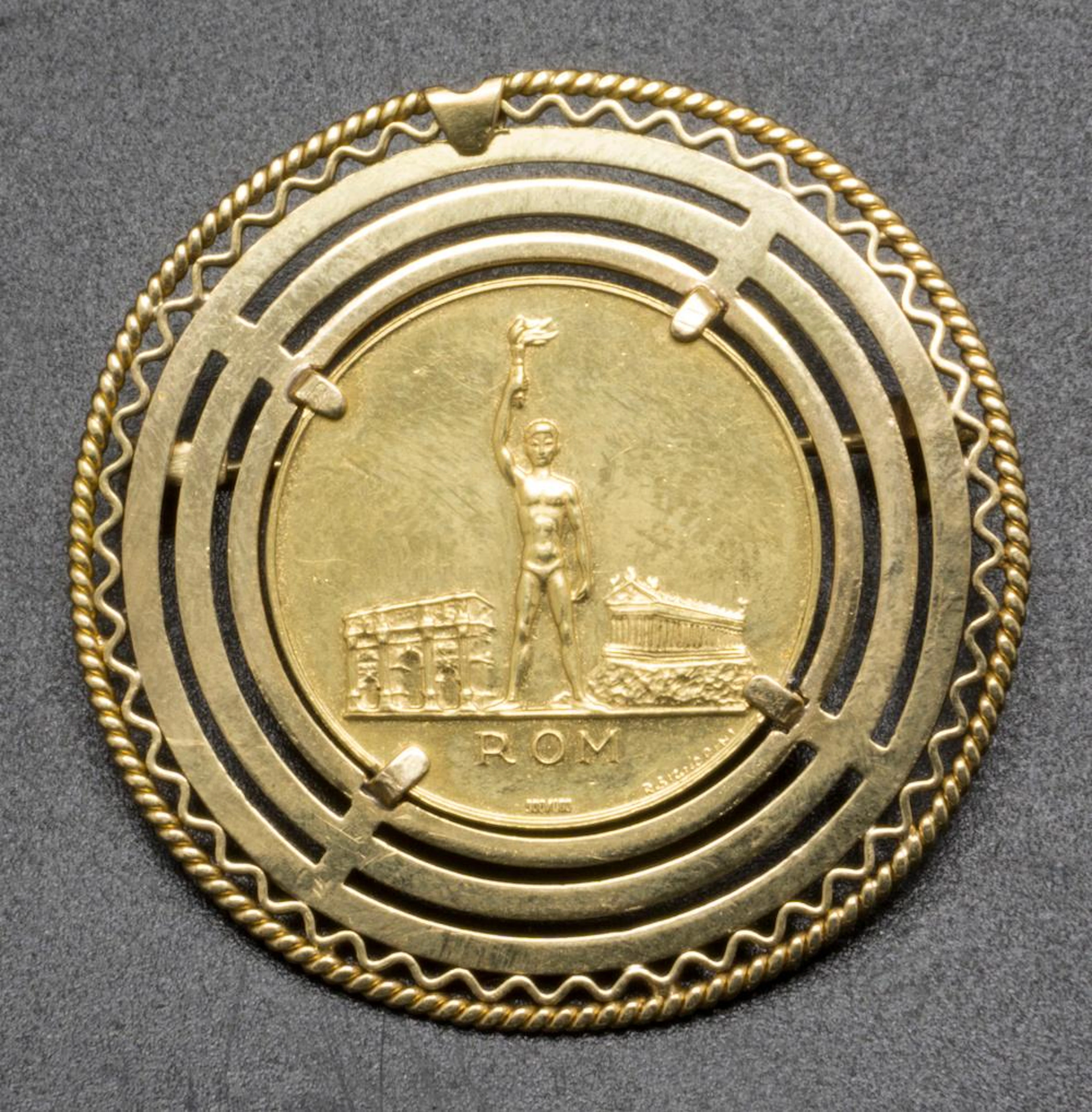 Goldbrosche mit Medaille 'Olympische Spiele Rom' / An 18k gold brooch with medal