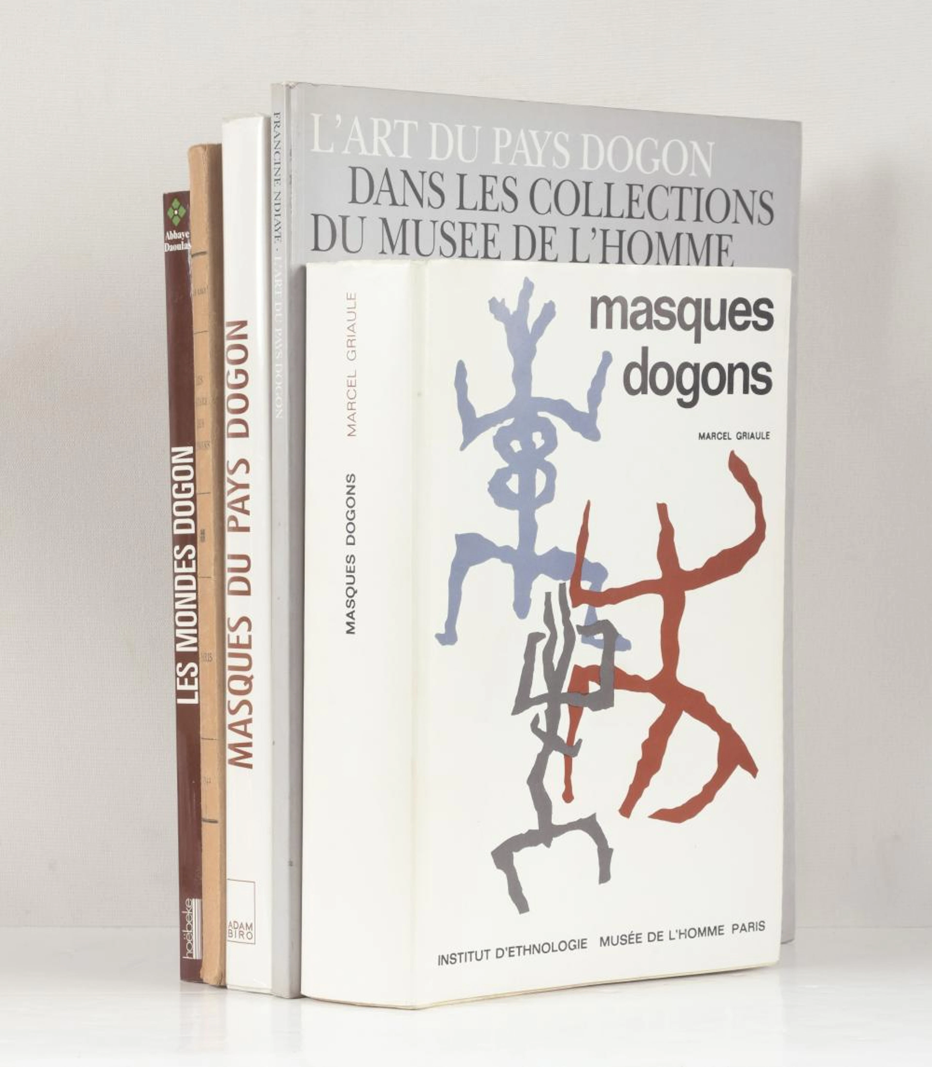 GRIAULE, Marcel ? Masques dogons In-8°, viii-896 pp, 32 planches en n/b.