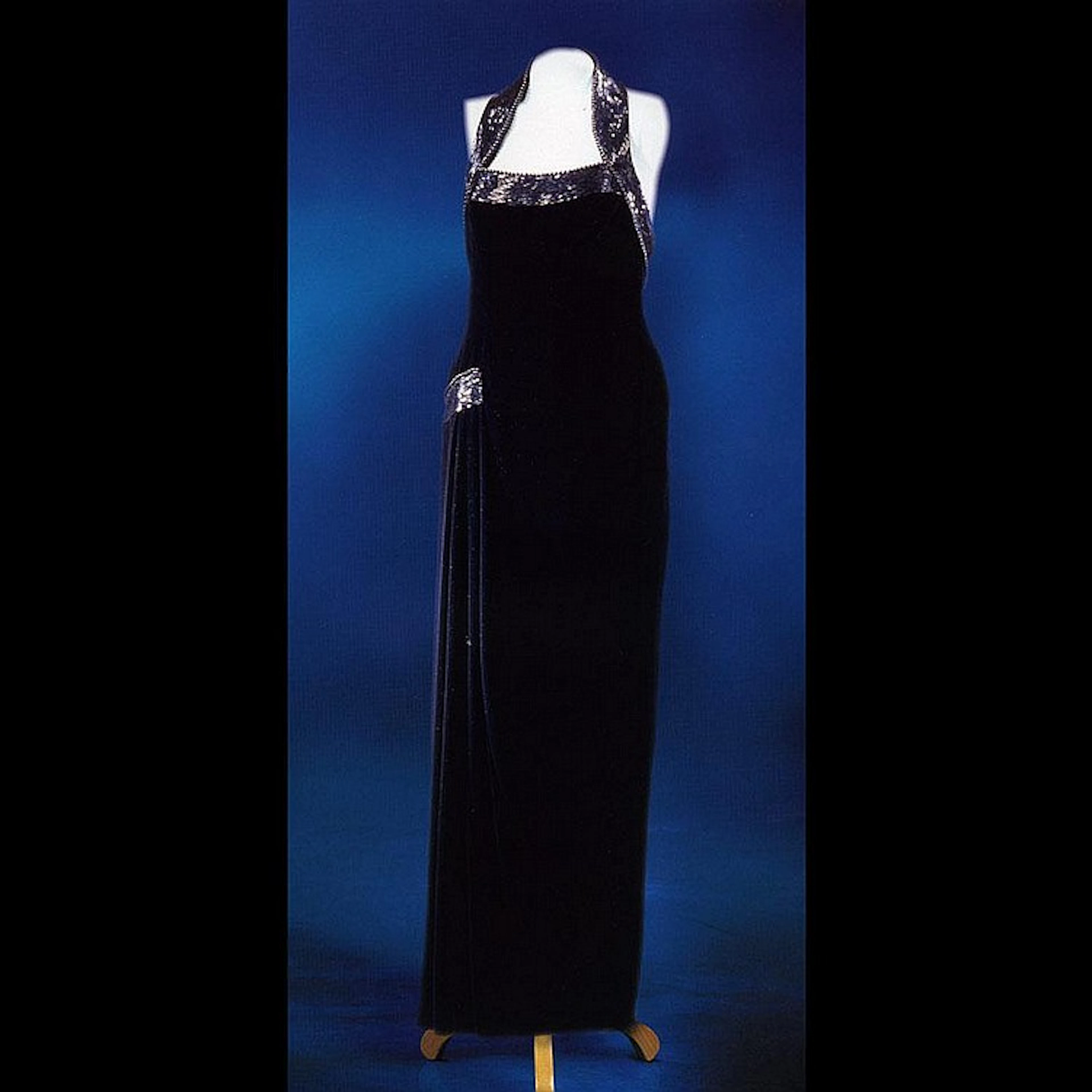 A halter-neck dinner dress in black Clerici silk crepe