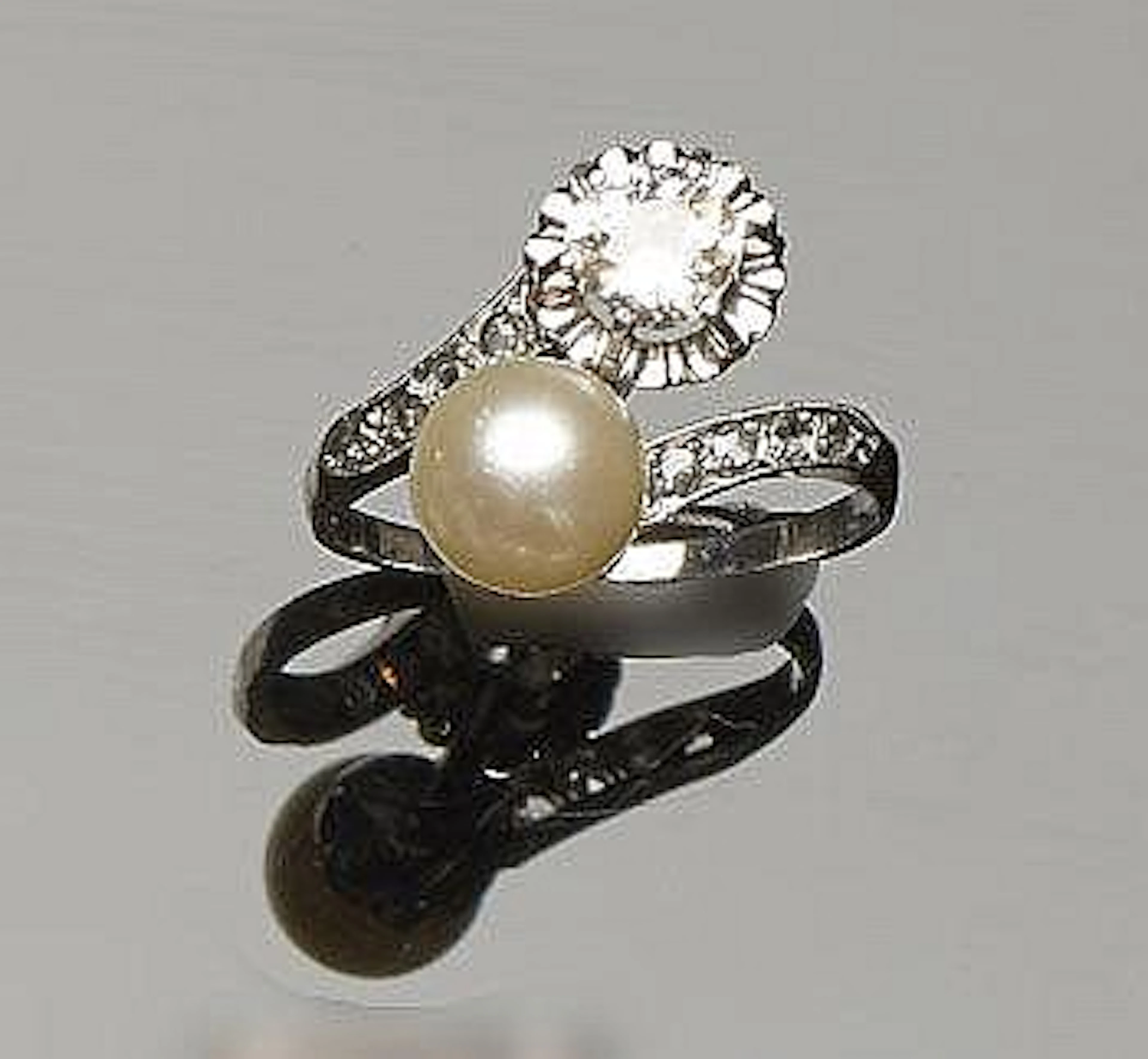 AN ANTIQUE GOLD, PEARL AND DIAMOND RING