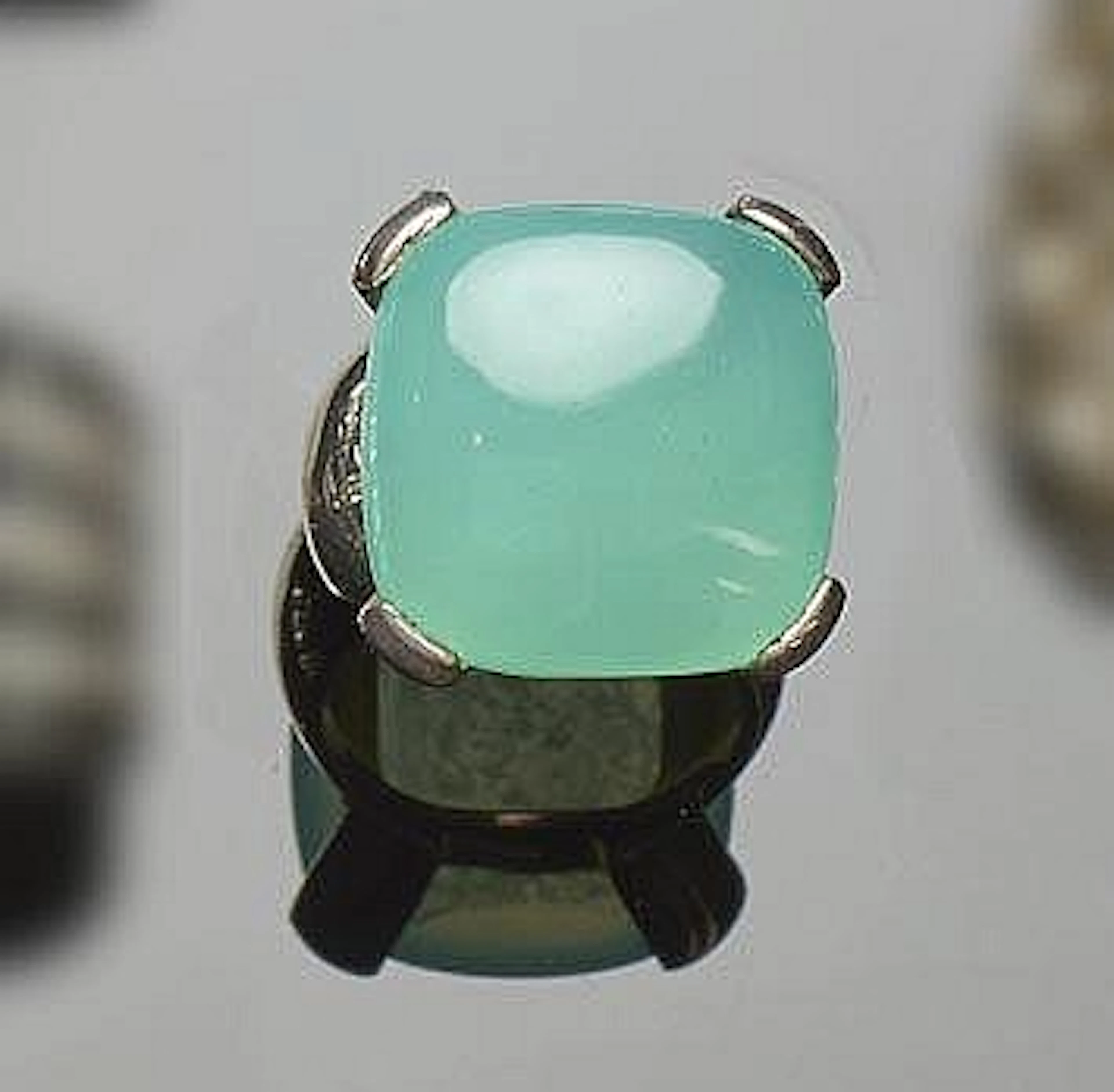 A STERLING SILVER AND GREEN GEMSTONE RING