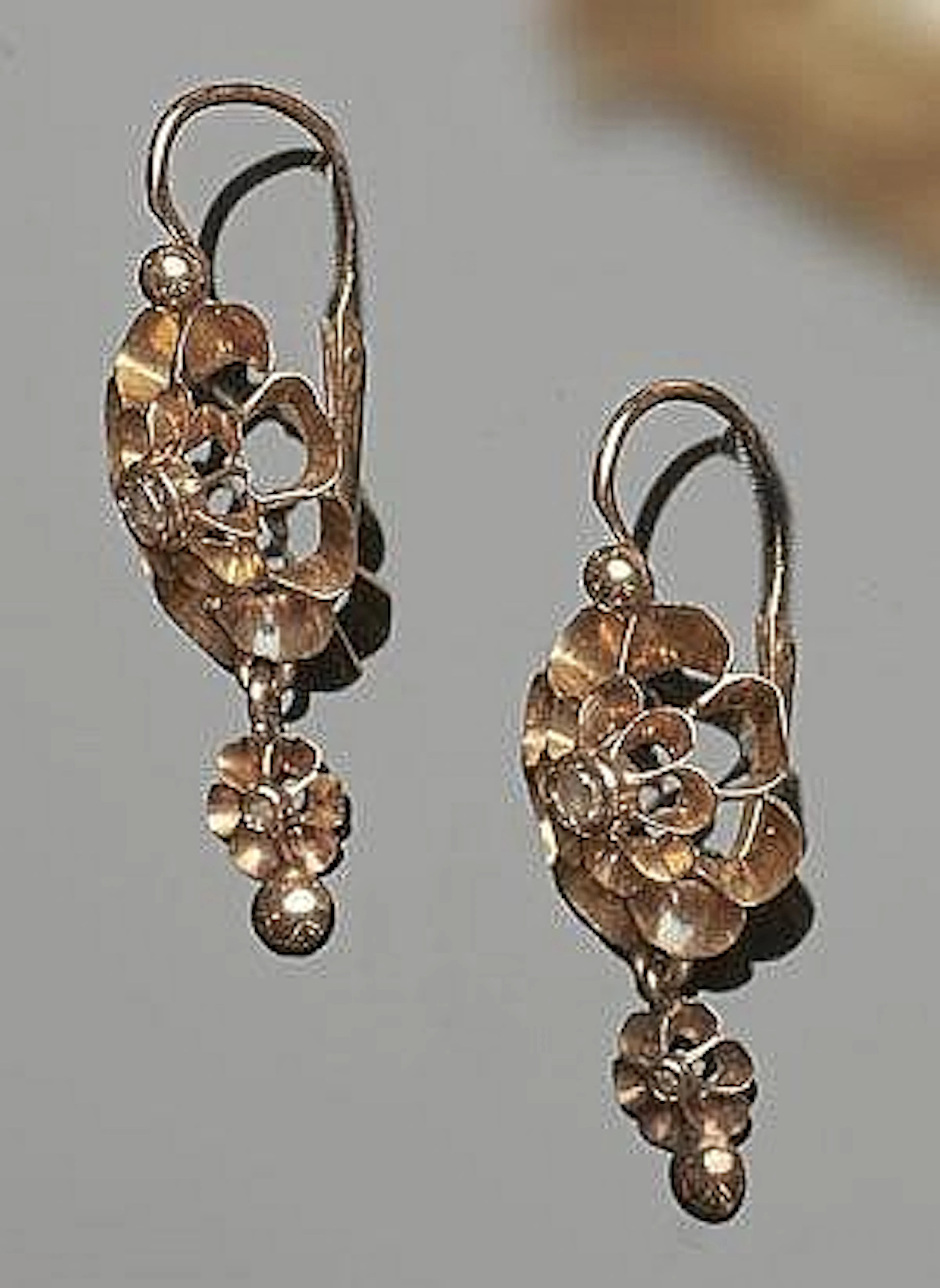 A PAIR OF VINTAGE GOLD EARRINGS